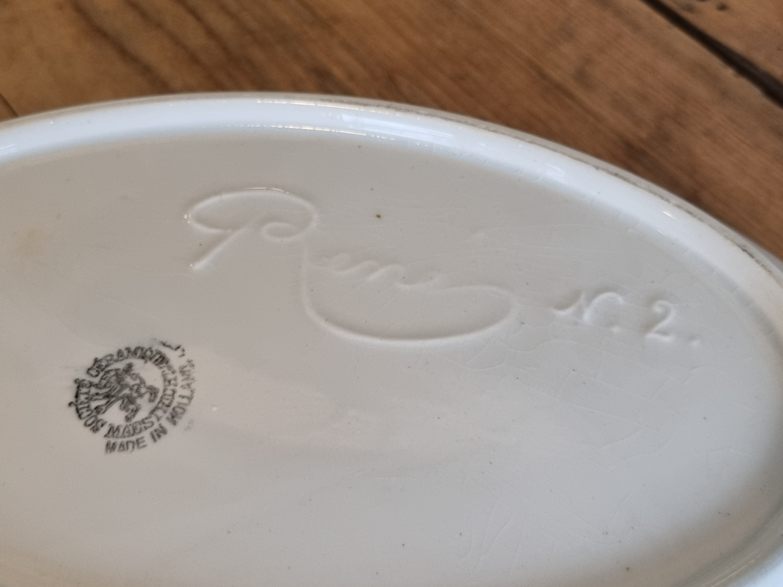 Boerenbont 255b Societe Ceramique ovale schaal met greepjes model René nr. 2