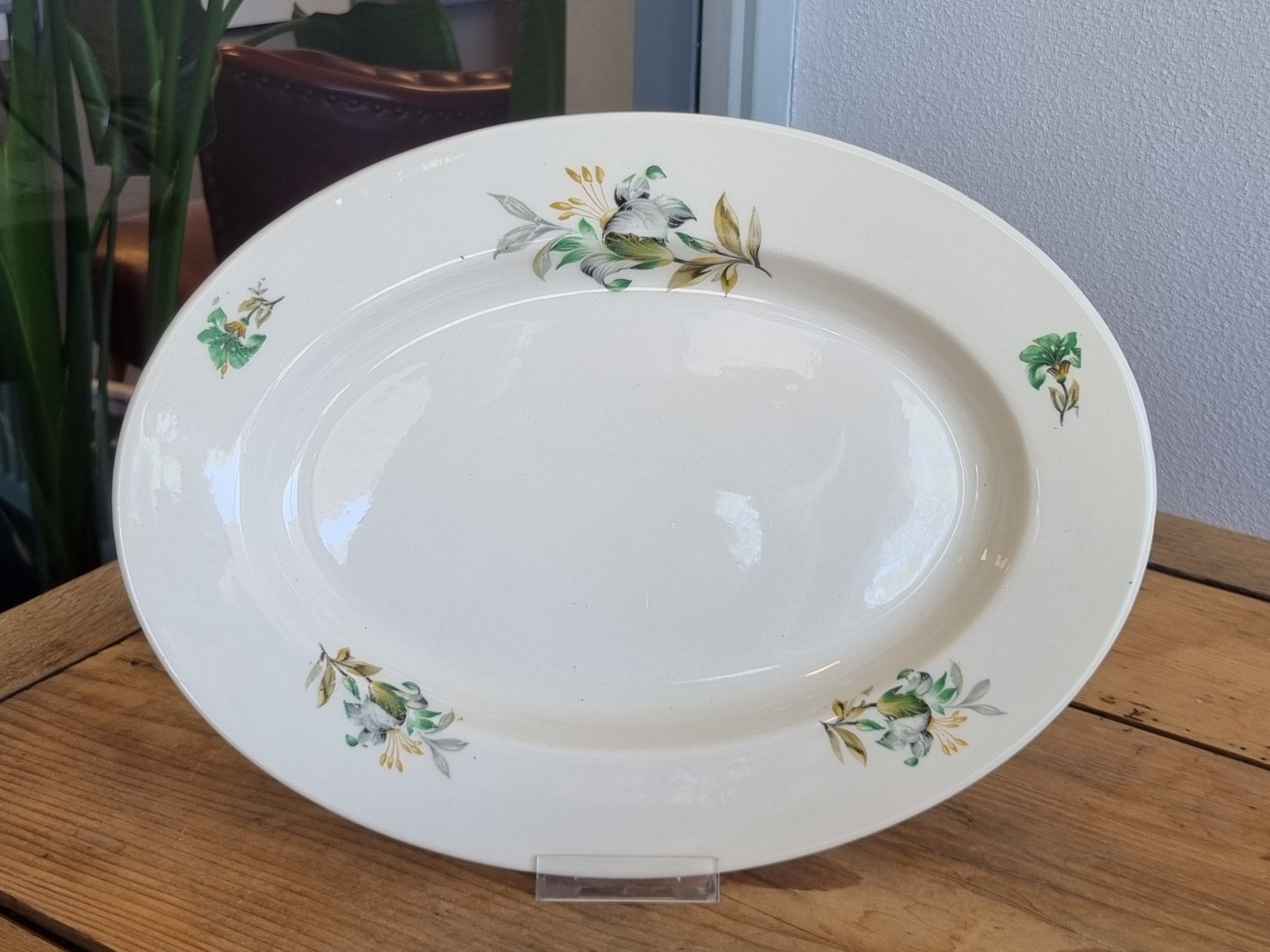 Petrus Regout ovale schaal lelie 34 cm