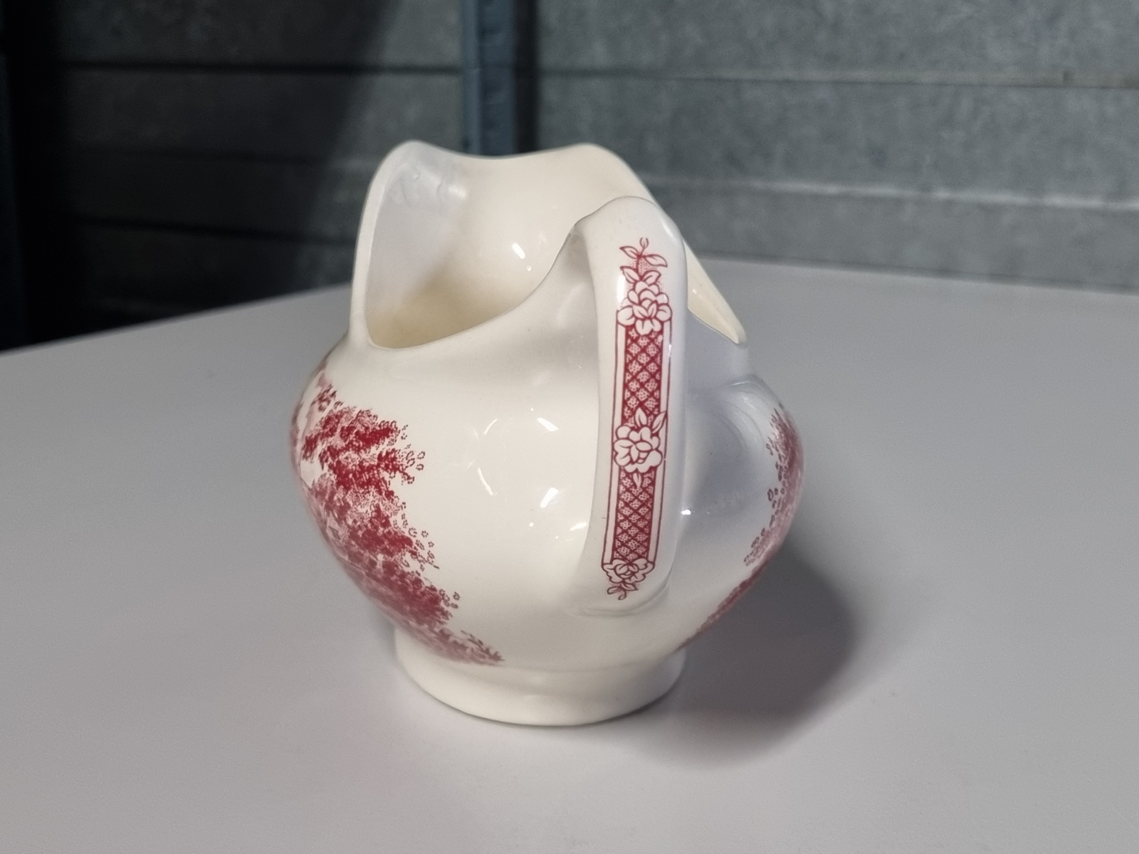 Engels rood English Ironstone Tableware Staffordshire Sauskom met oor (landhuis)