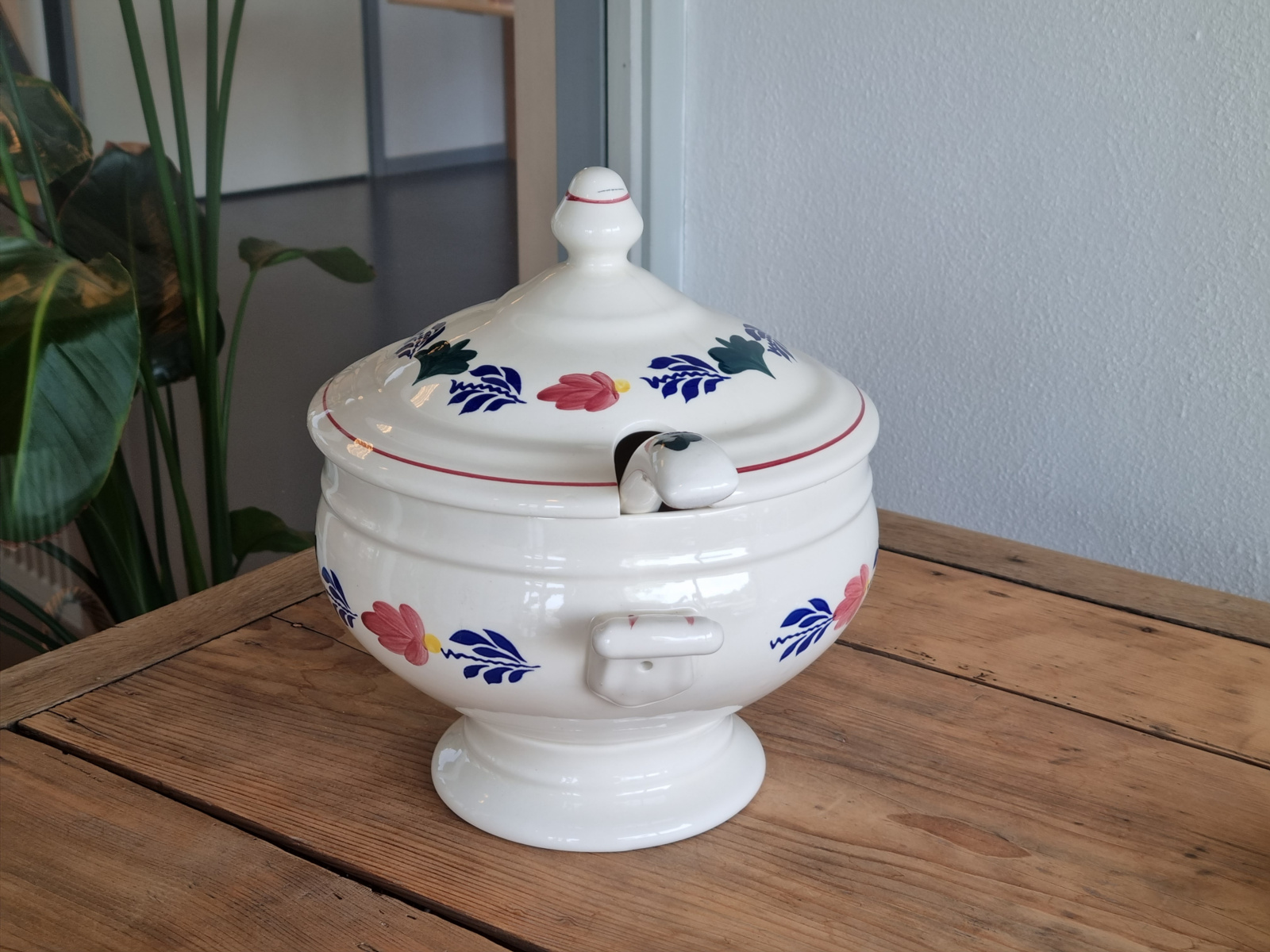 Boerenbont Boch Soepterrine (dichte oren) met aardewek Lepel (nieuwste Boch)