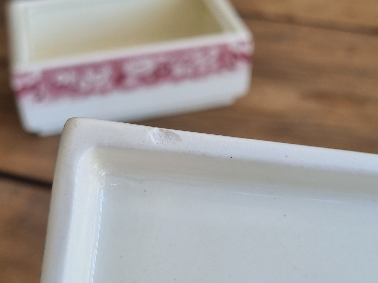Victoria Rood Societe Ceramique Koekdoos (met schade) wit