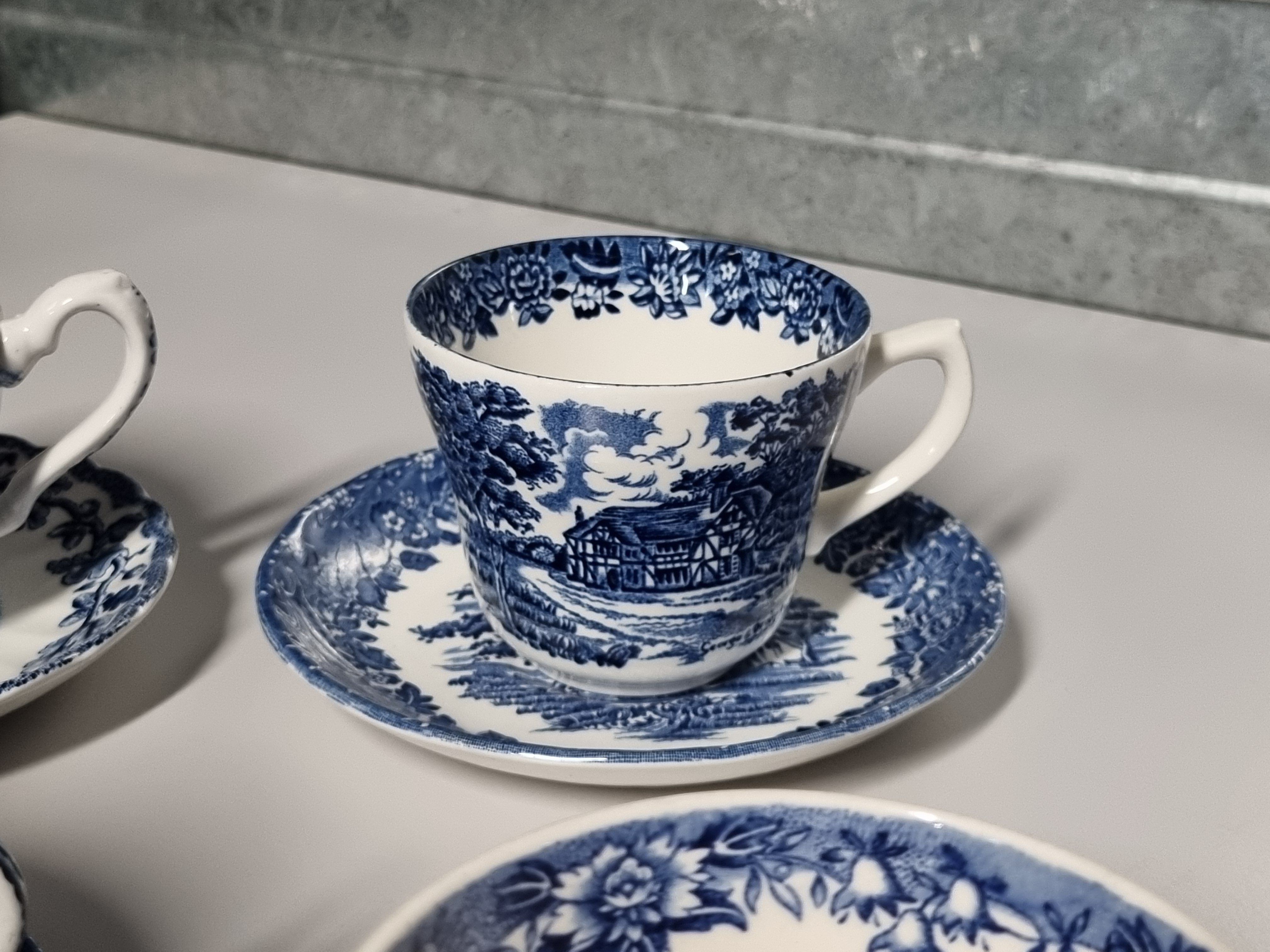 Engels blauw Set 6x mix & match kop en schotel (rand met decor binnenin)
