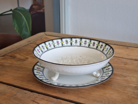Petrus Regout Modest Fruittest op onderbord
