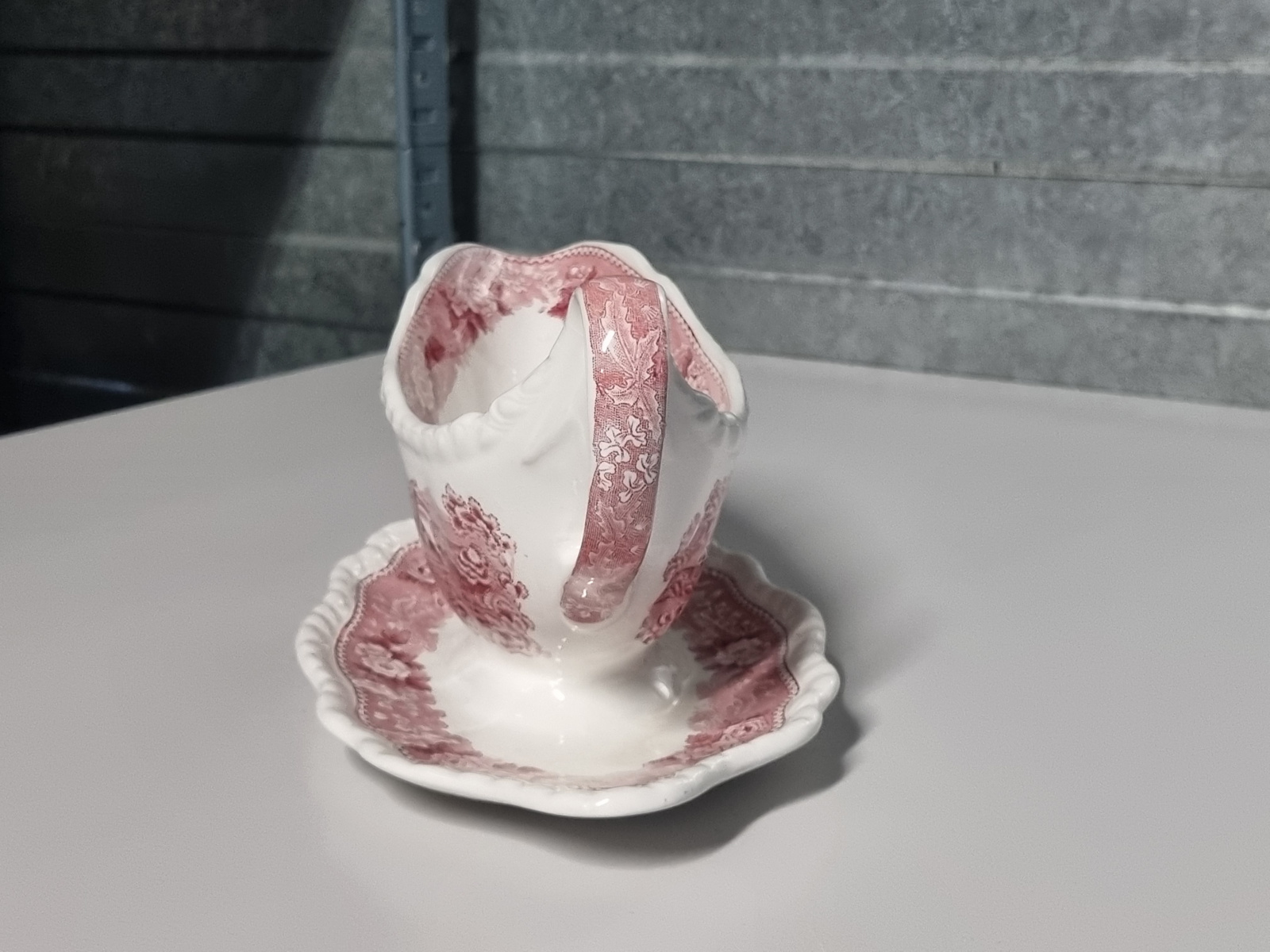 Engels rood Wedgwood Adams English Scenic sauskom (golvend randje)