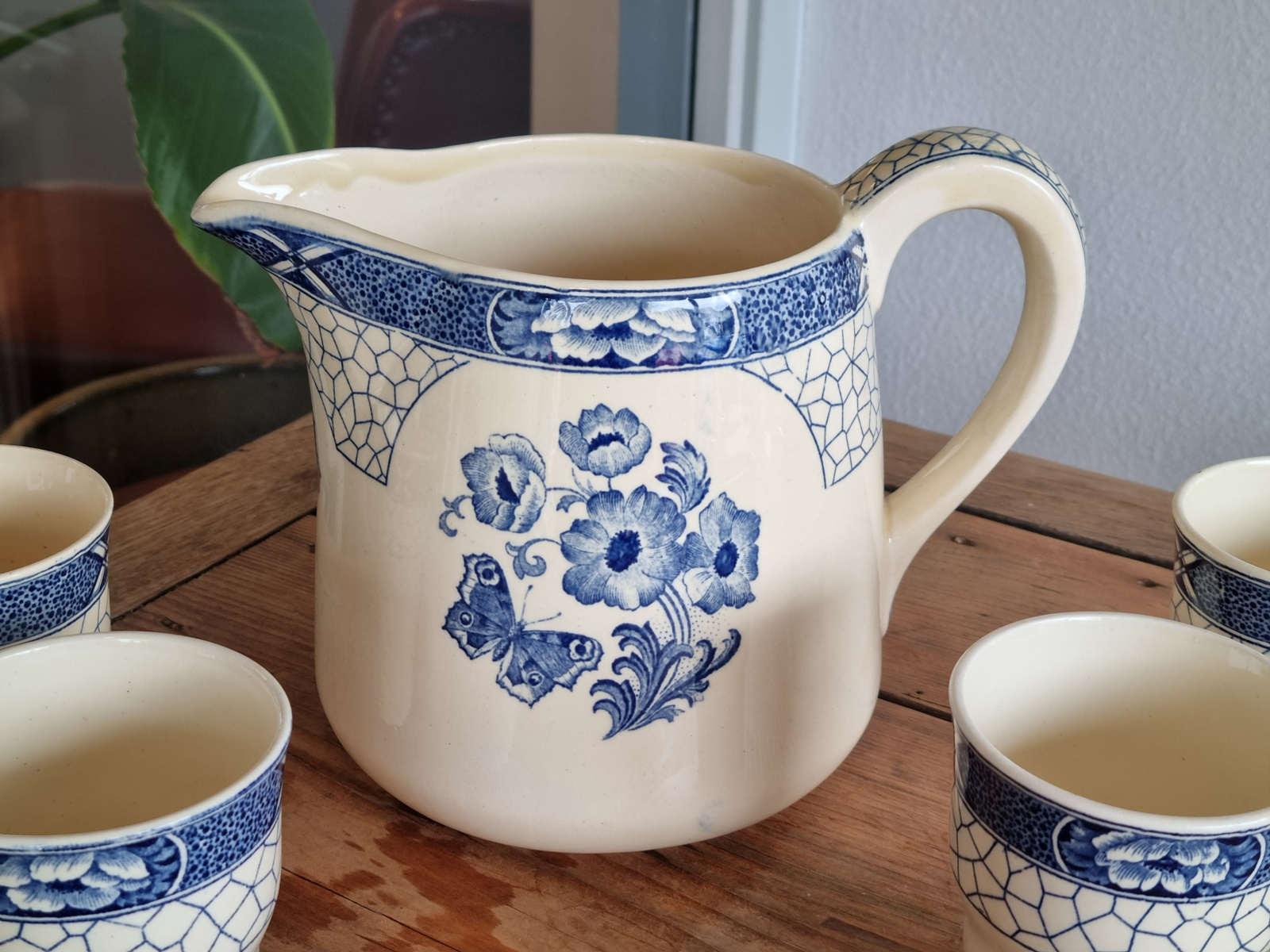 Societe Ceramique Butterflij kan nr. 1 met 5 bekers