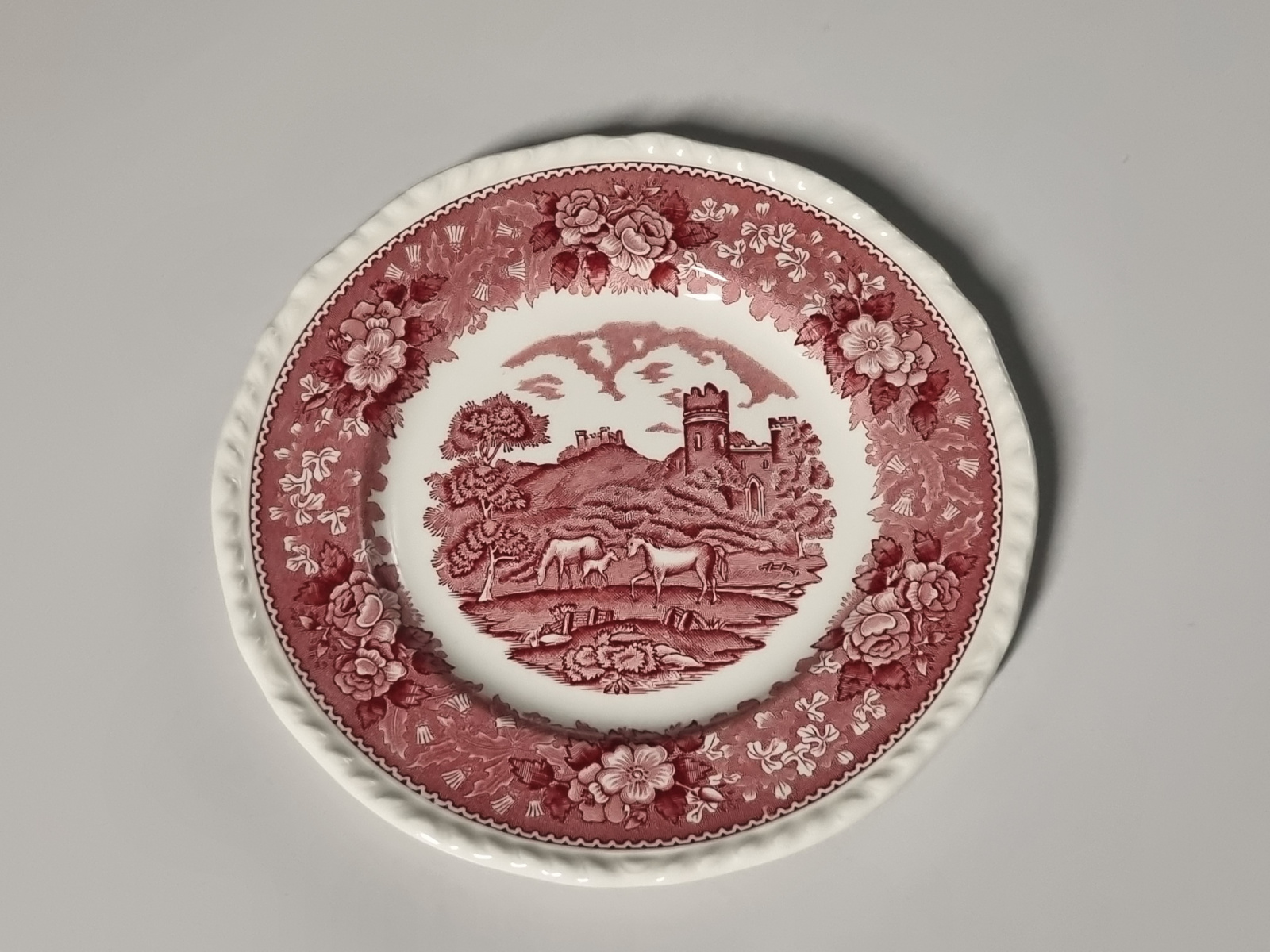 Engels rood Wedgwood Adams English Scenic ontbijtbordje 21 cm (golvend randje)
