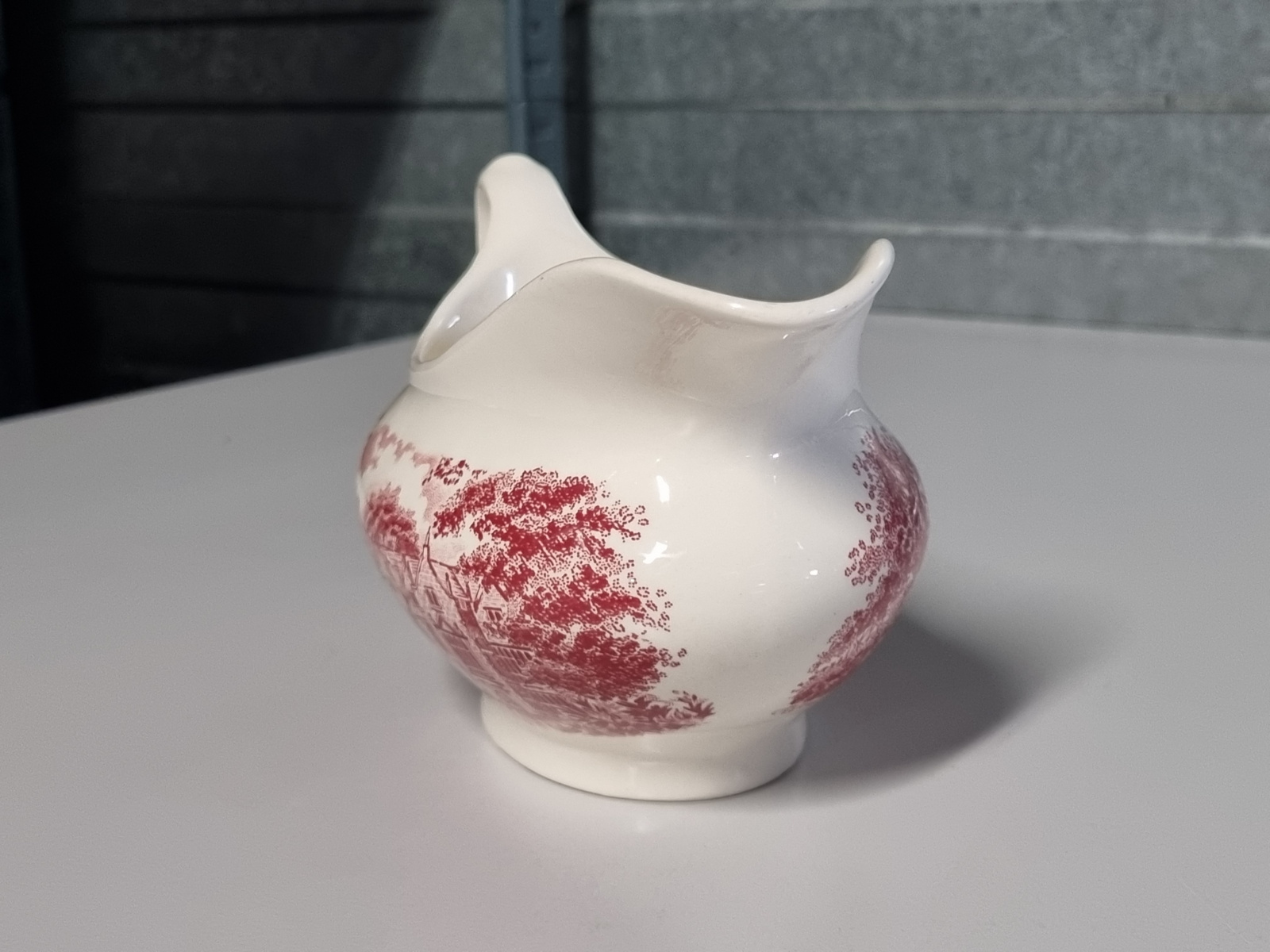 Engels rood English Ironstone Tableware Staffordshire Sauskom met oor (landhuis)