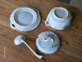 Meibloem Petrus Regout soepterrine met onderbord en lepel (hoekig model)