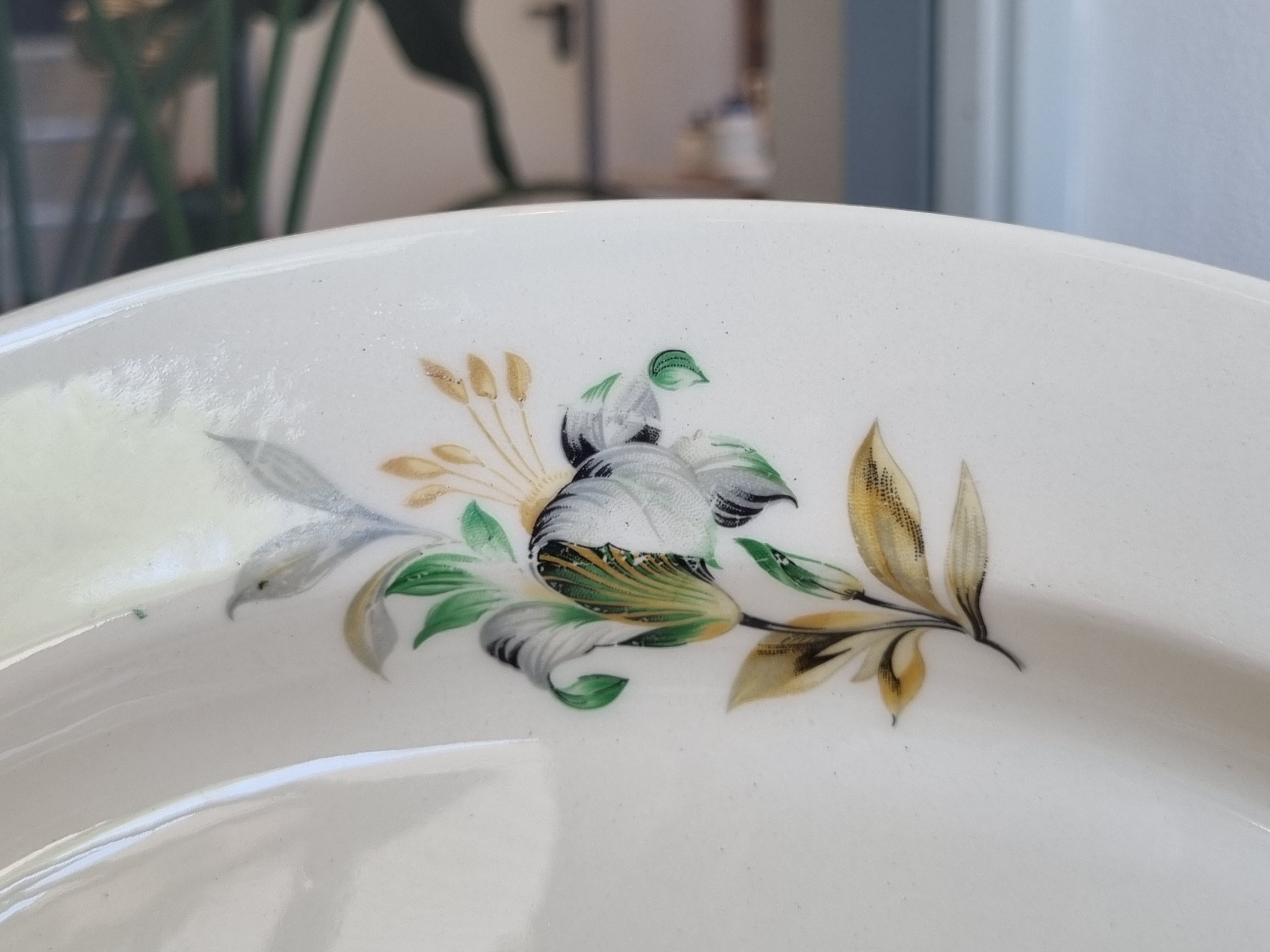 Petrus Regout ovale schaal lelie 34 cm