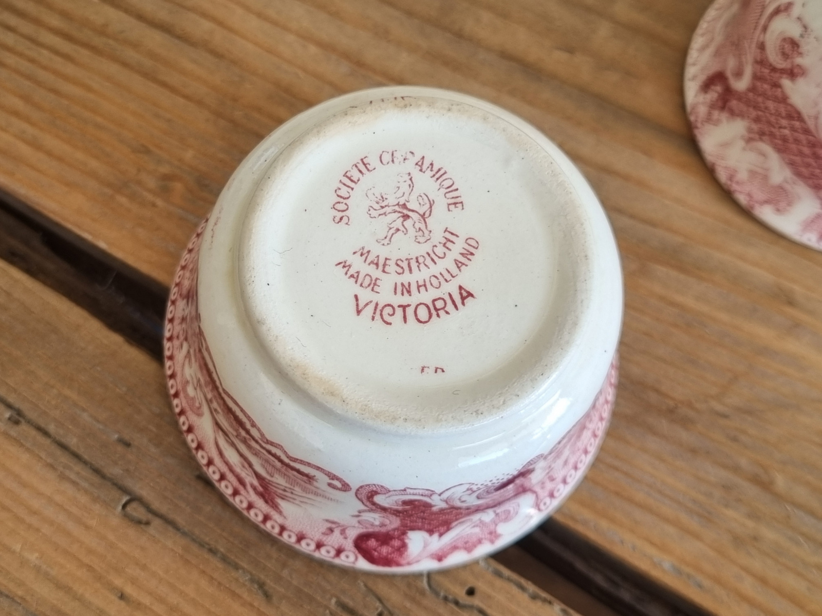 Victoria Rood Societe Ceramique Eierdopset compleet met zoutvaatje (wit)