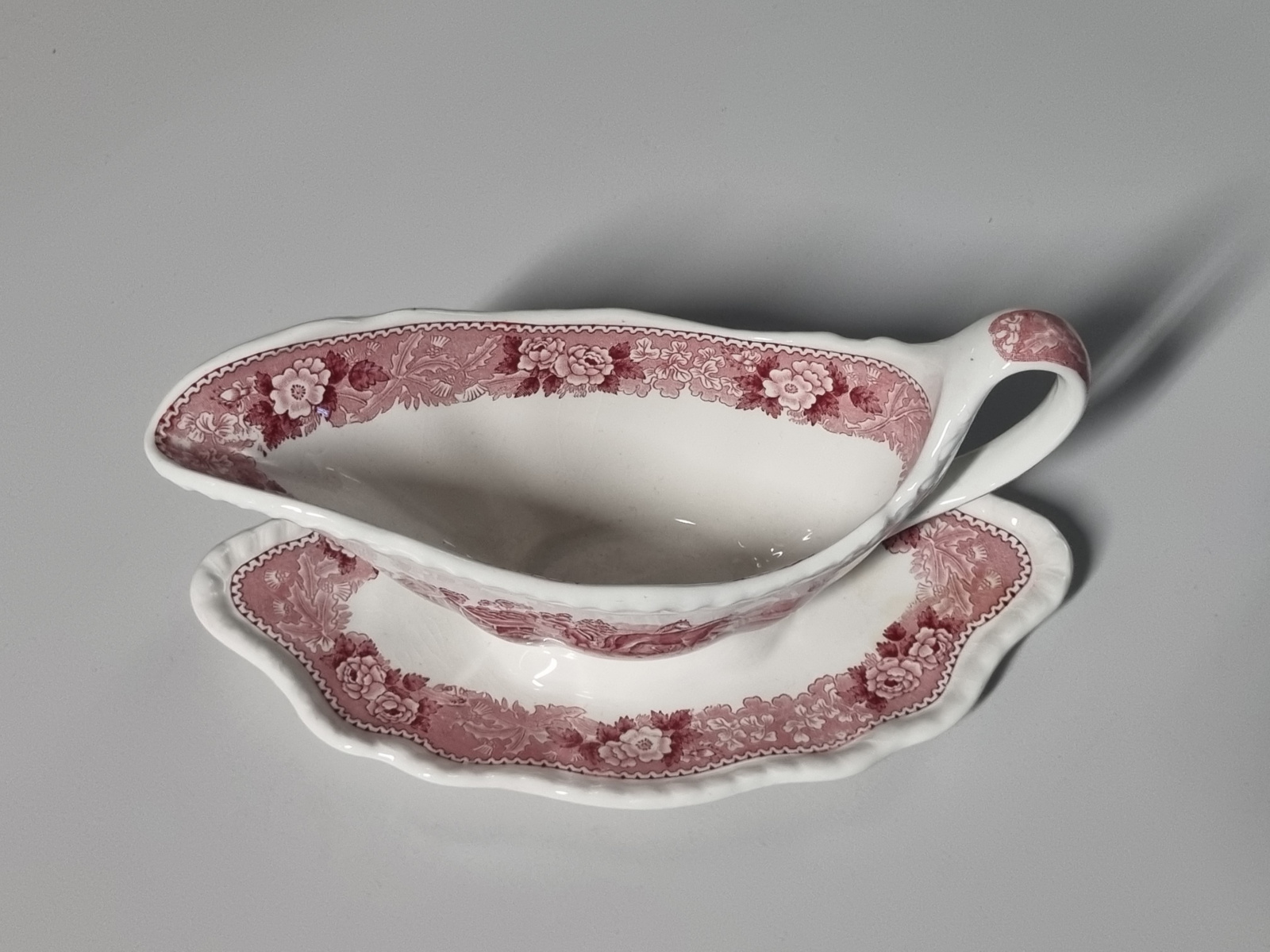 Engels rood Wedgwood Adams English Scenic sauskom (golvend randje)
