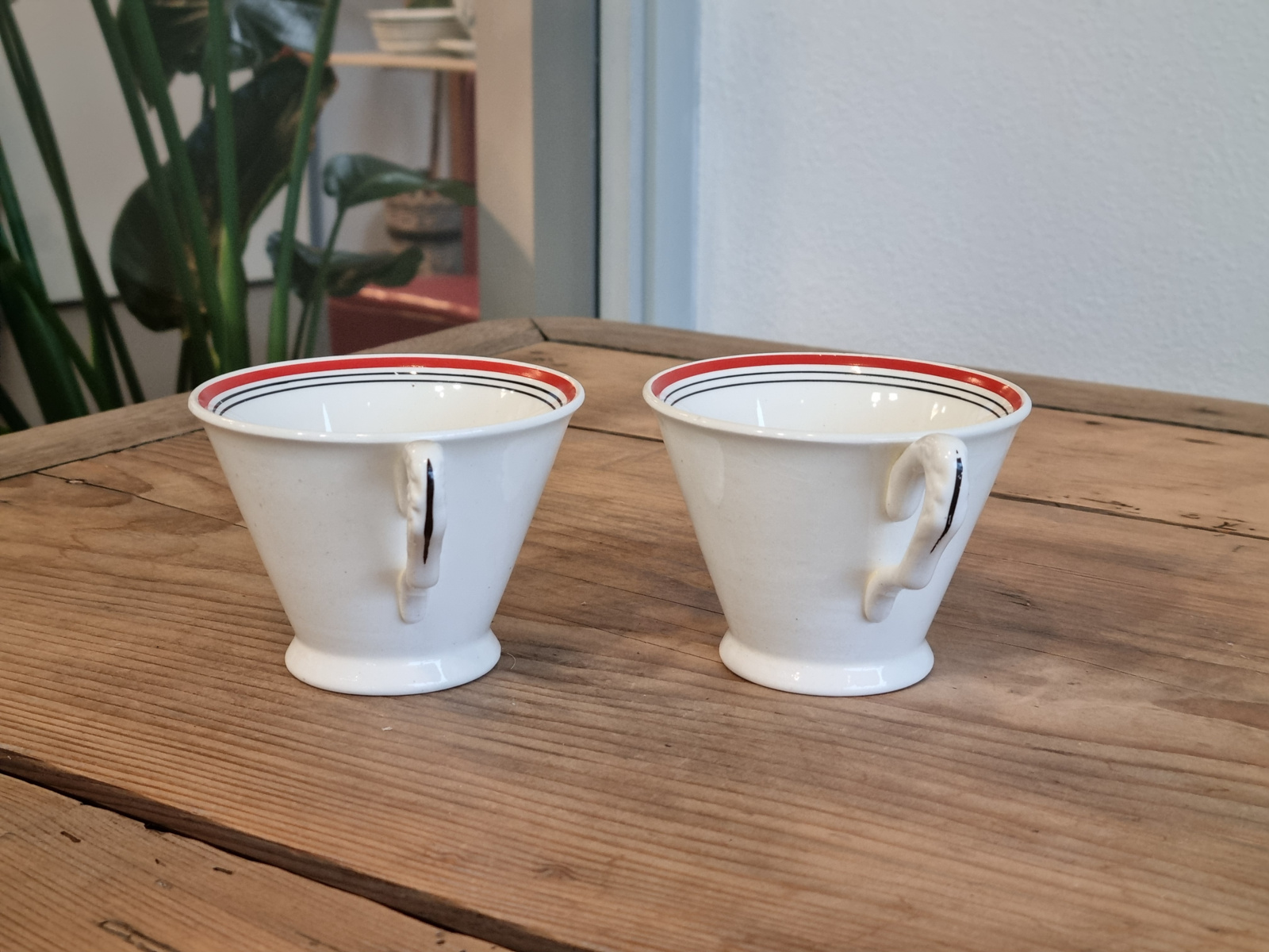 Societe Ceramique creme met rood/zwart randje Set 2x Kopje (bloemkooloortje)