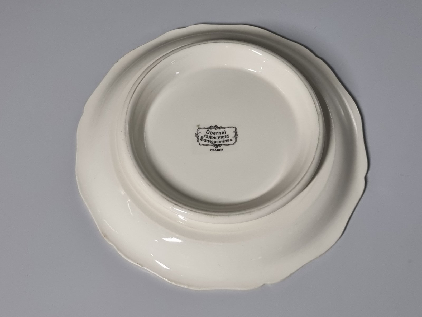 Frans Sarreguemines Obernai tazza, ronde schaal op voet 27 cm