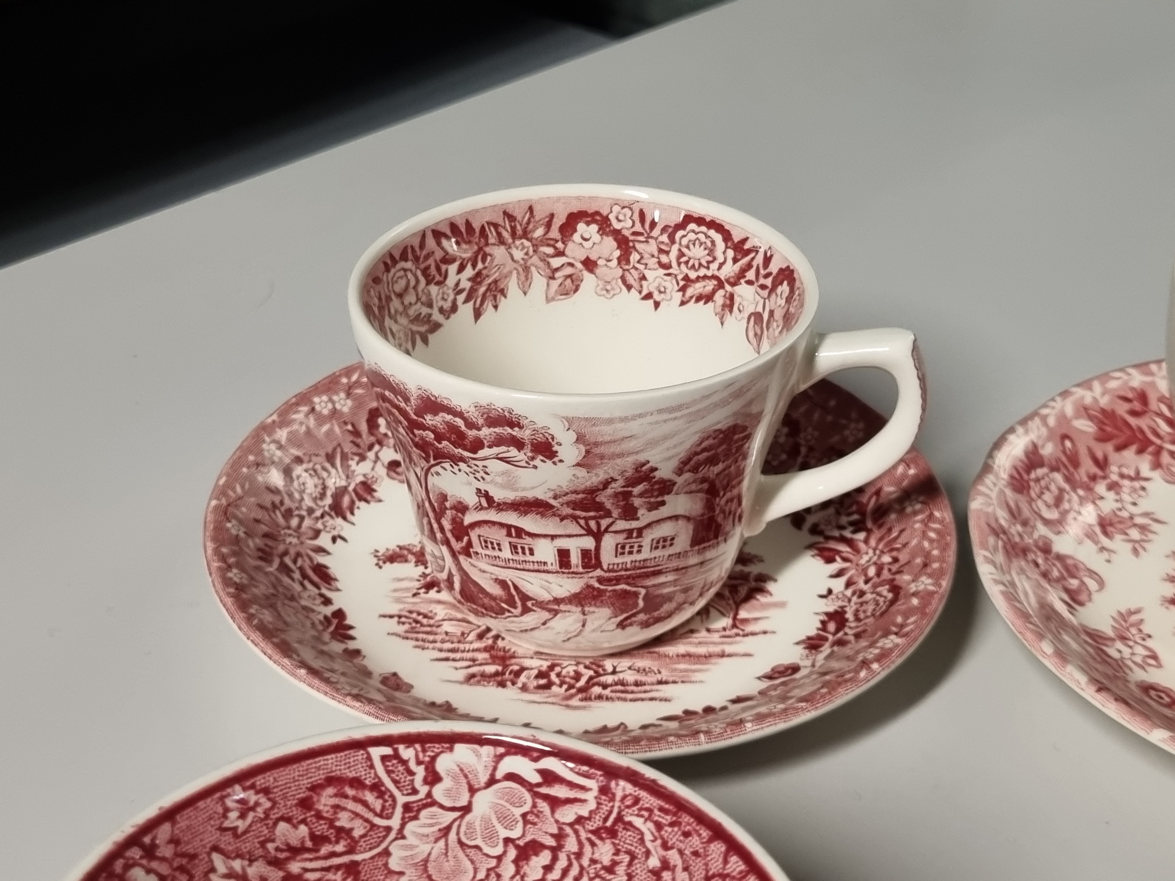 Engels rood Set 6x mix & match kop en schotel (rand met decor binnenin)