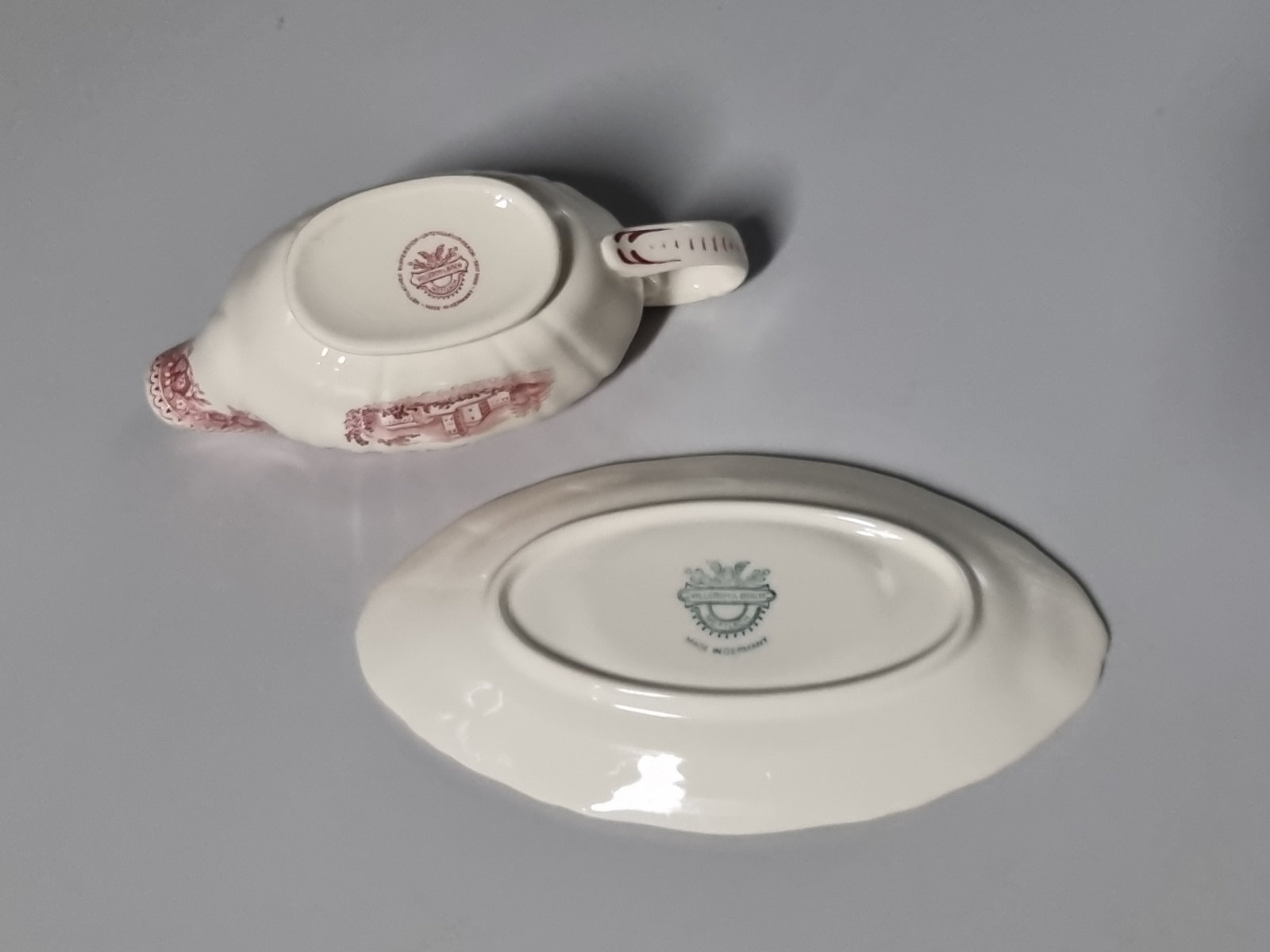 Villeroy en Boch Burgenland rood kleine Sauciere met oor op onderschotel