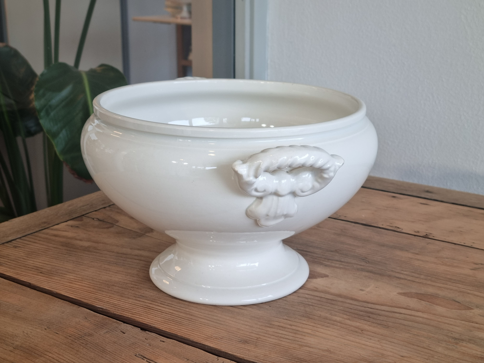 Boch wit hoge schaal op voet 24 cm