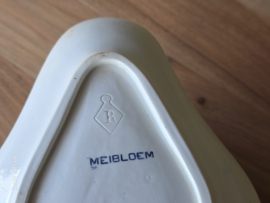Meibloem Petrus Regout sauskom op onderschotel (rond model)