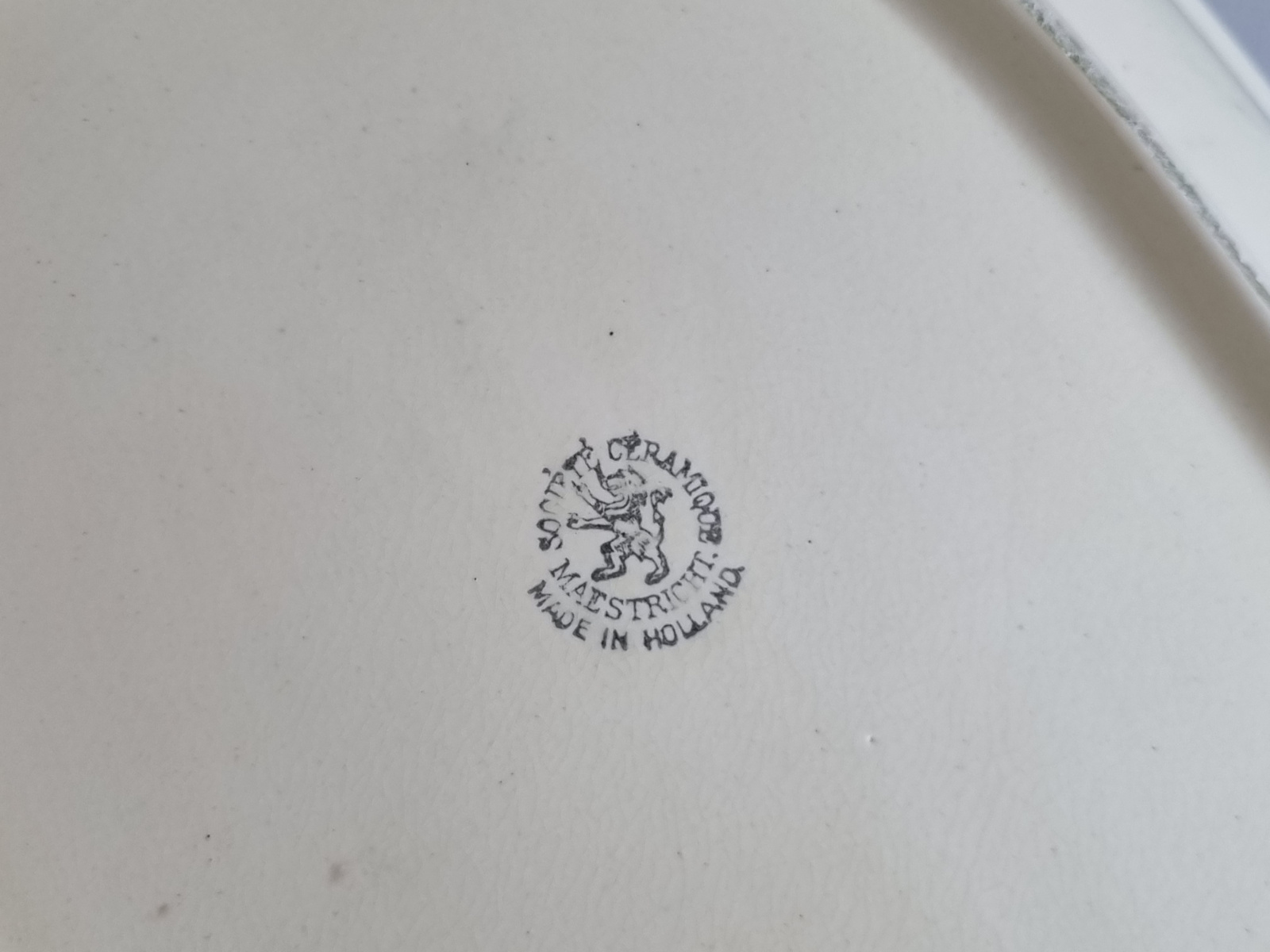 Boerenbont Societe Ceramique blauw-rode bloem broodschaal (luchtbelletje)