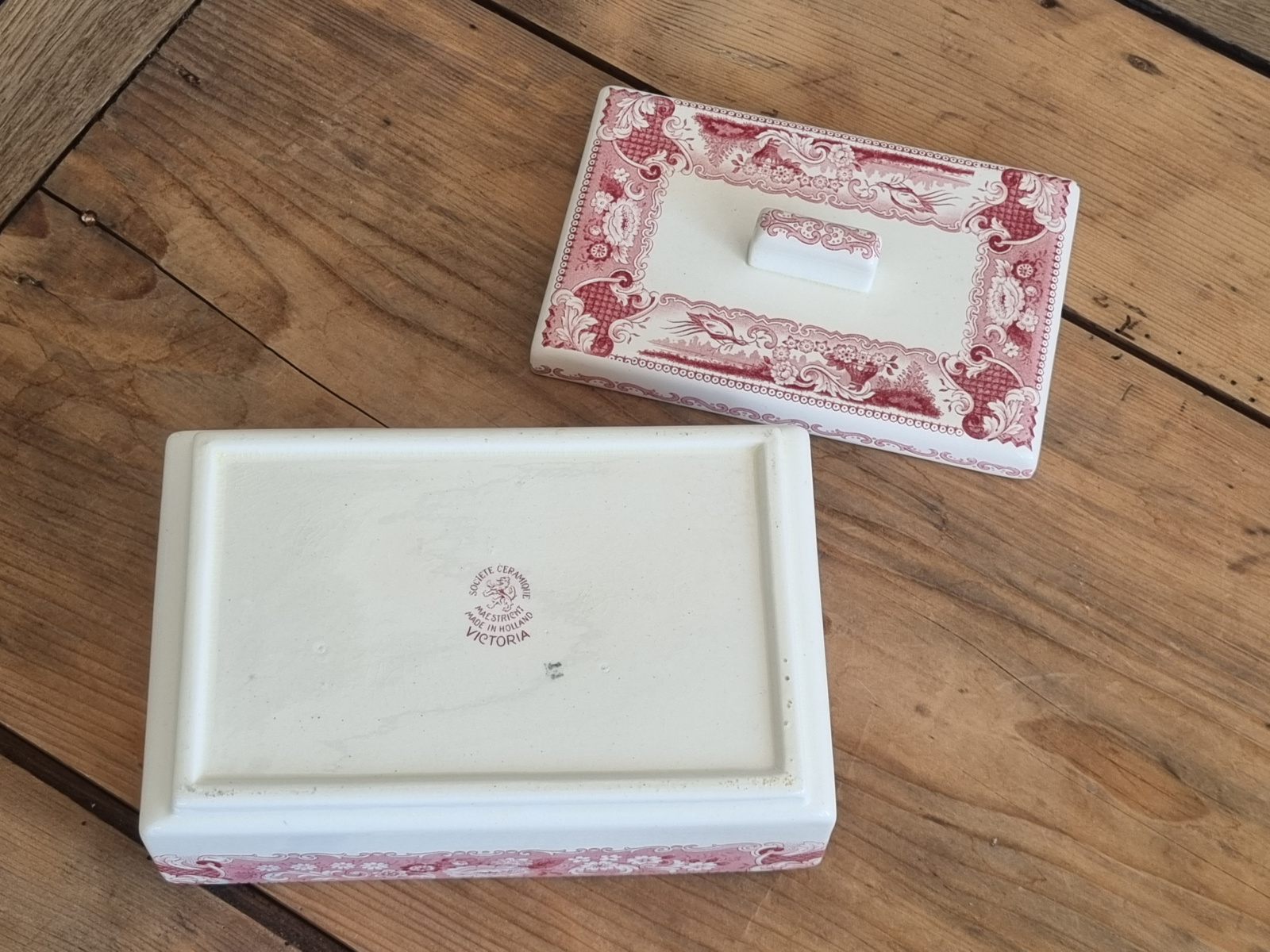 Victoria Rood Societe Ceramique Koekdoos (met schade) wit