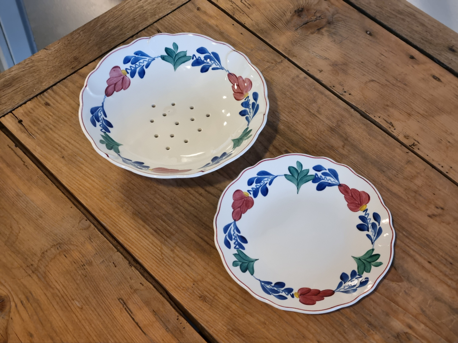 Oud Boerenbont Regout Fruittest op onderbord