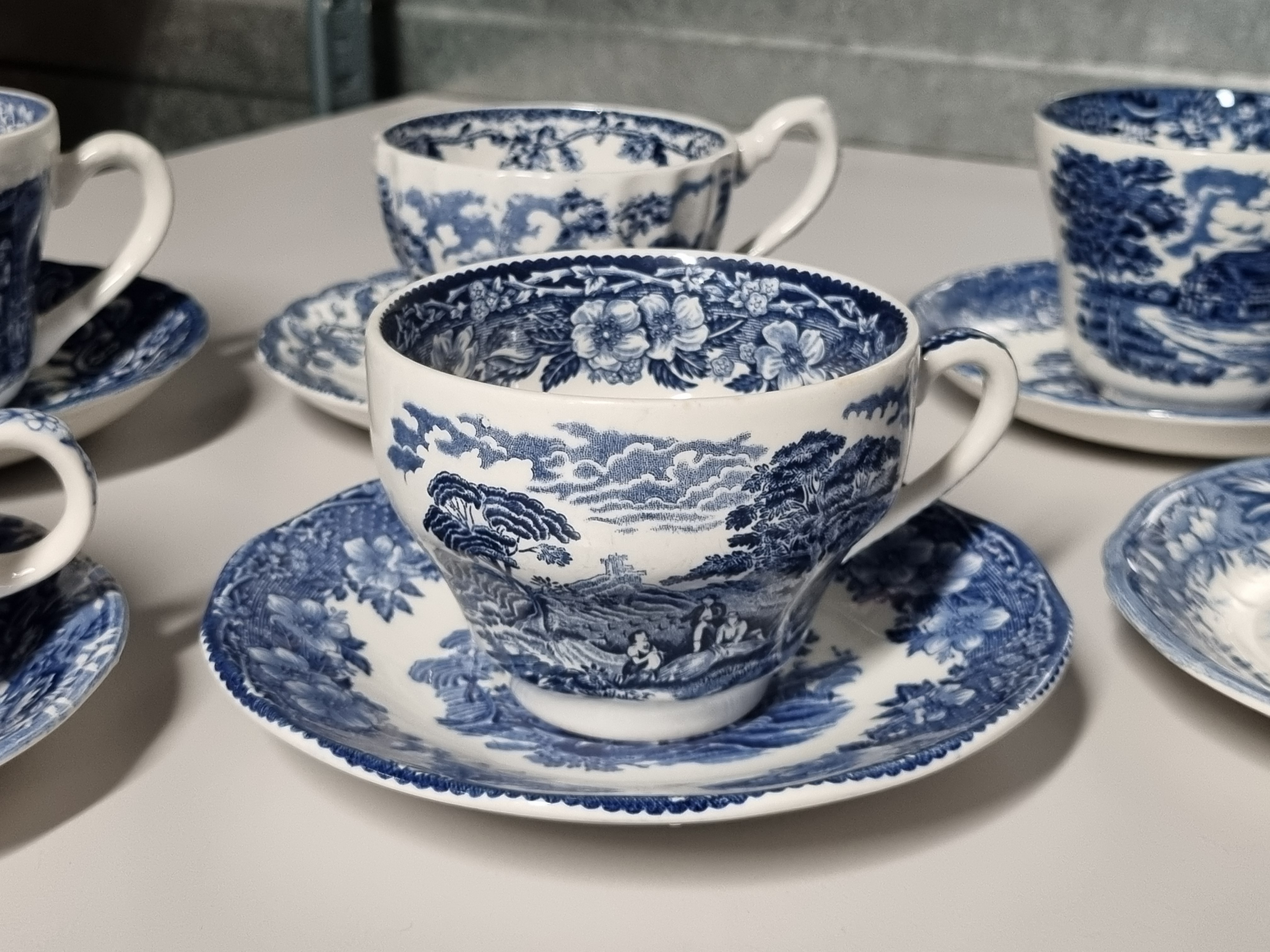Engels blauw Set 6x mix & match kop en schotel (rand met decor binnenin)