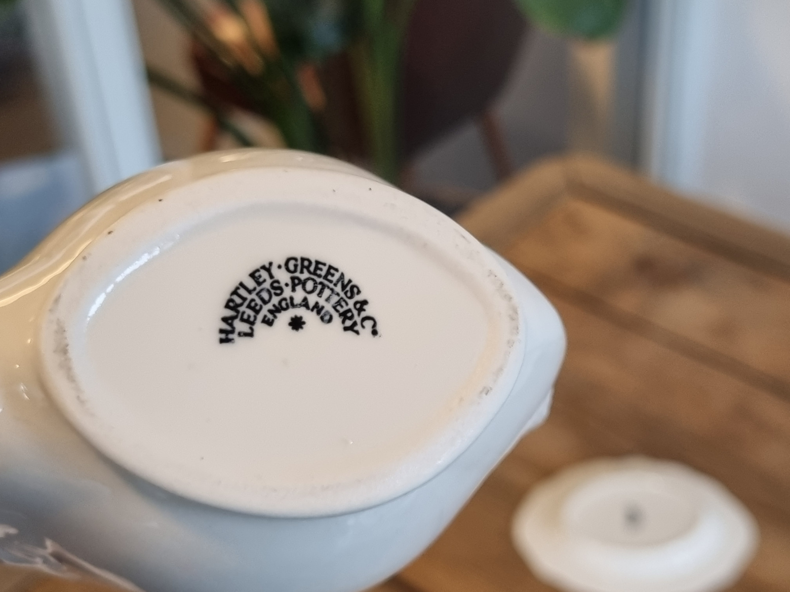 Hartley Greens Leeds Pottery Sauciere op onderbordje