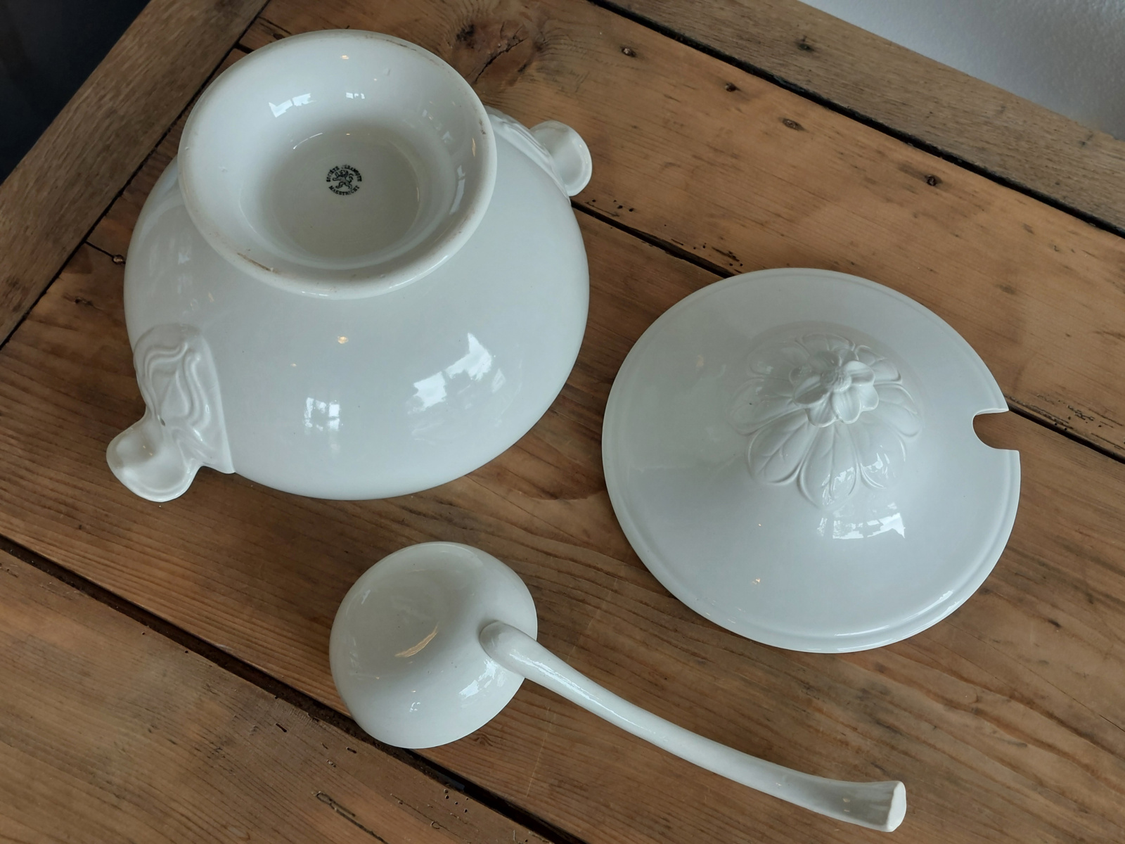 Societe Ceramique (5) wit Soepterrine met aardewerk lepel