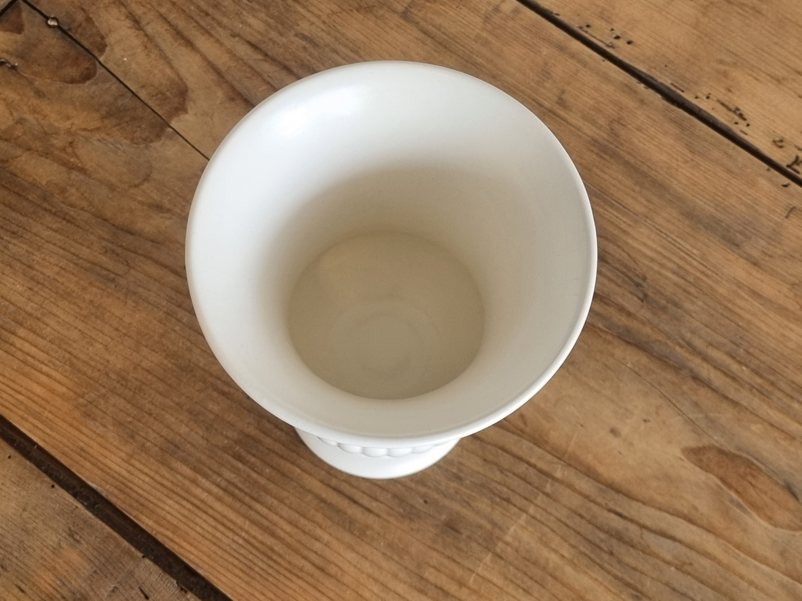 Wedgwood Edme Vaas op voet met oren (mat) 17 cm