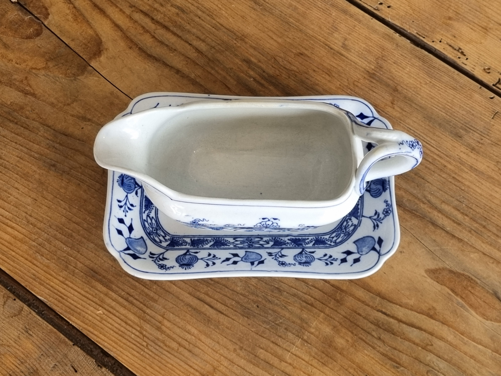 Zwiebelmuster Regout sauskom op onderschotel