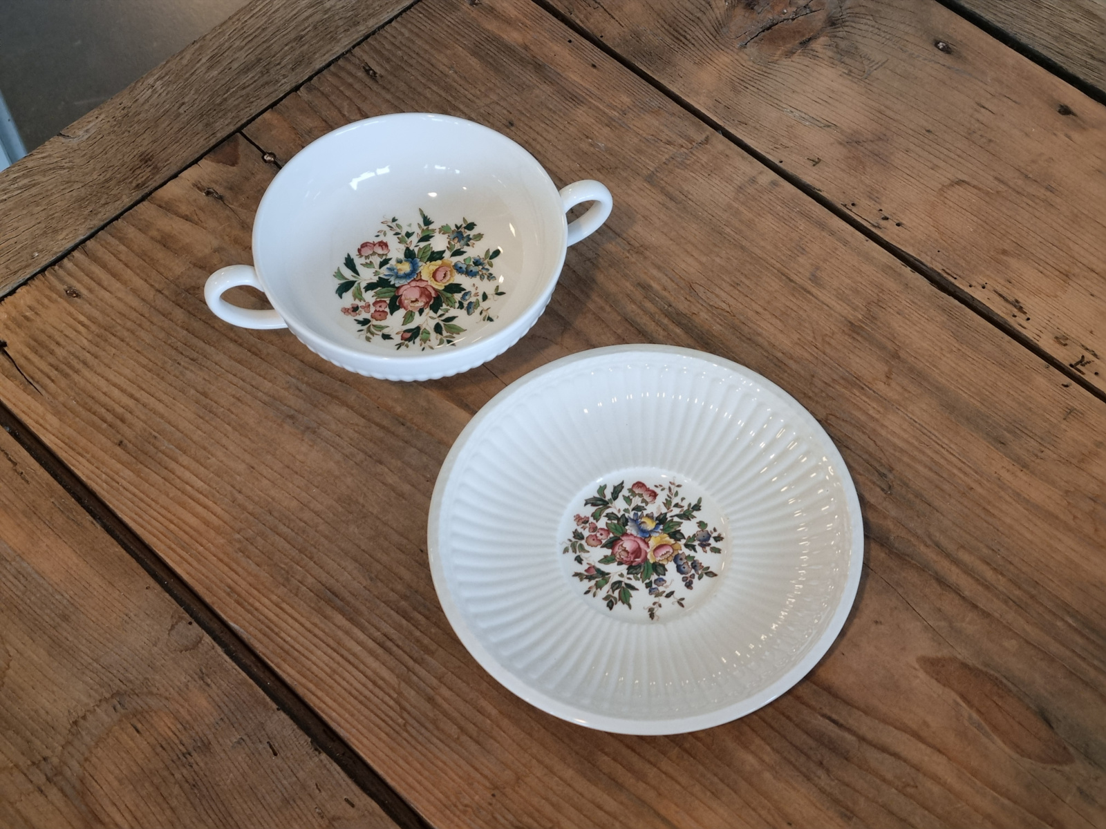 Wedgwood Conway Soepkom met schotel