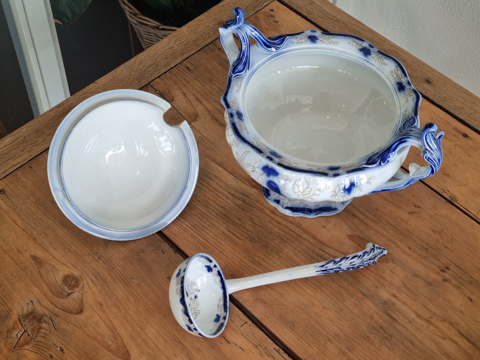 Petrus Regout Wellington decor Persian Soepterrine met aardewerk lepel