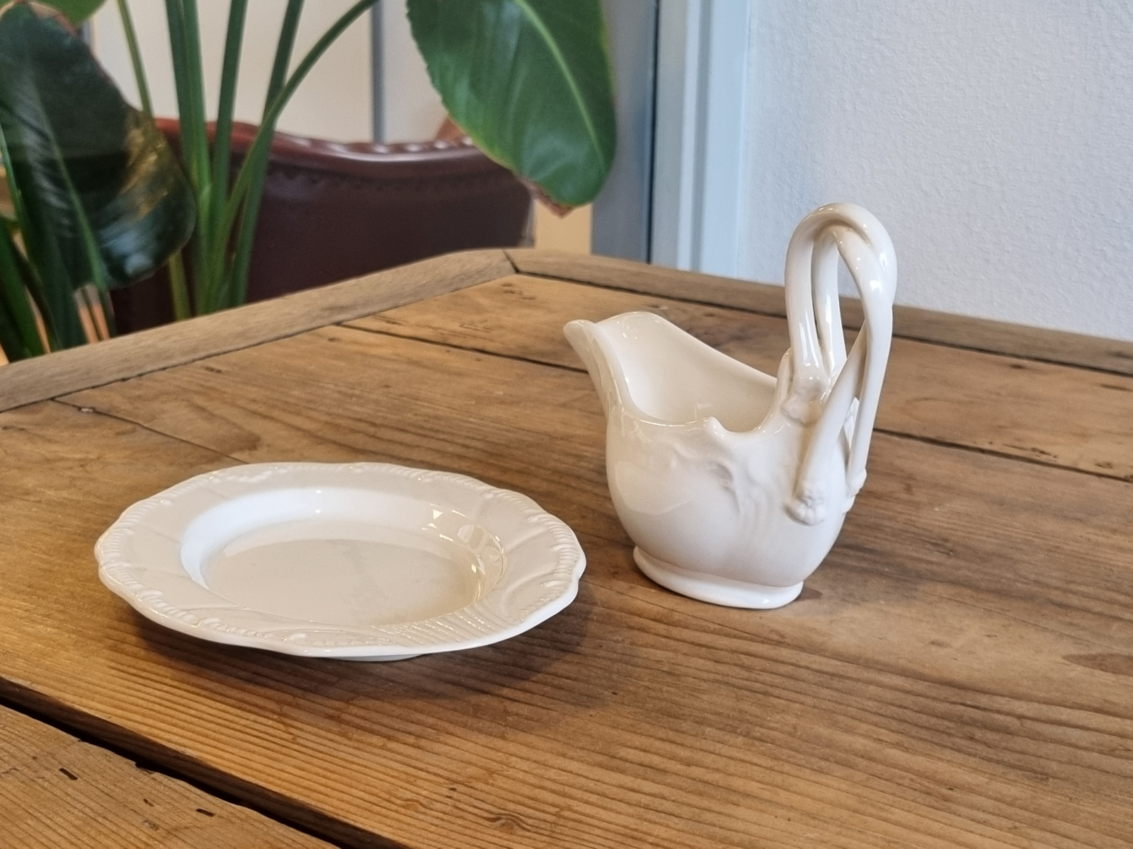 Hartley Greens Leeds Pottery Sauciere op onderbordje