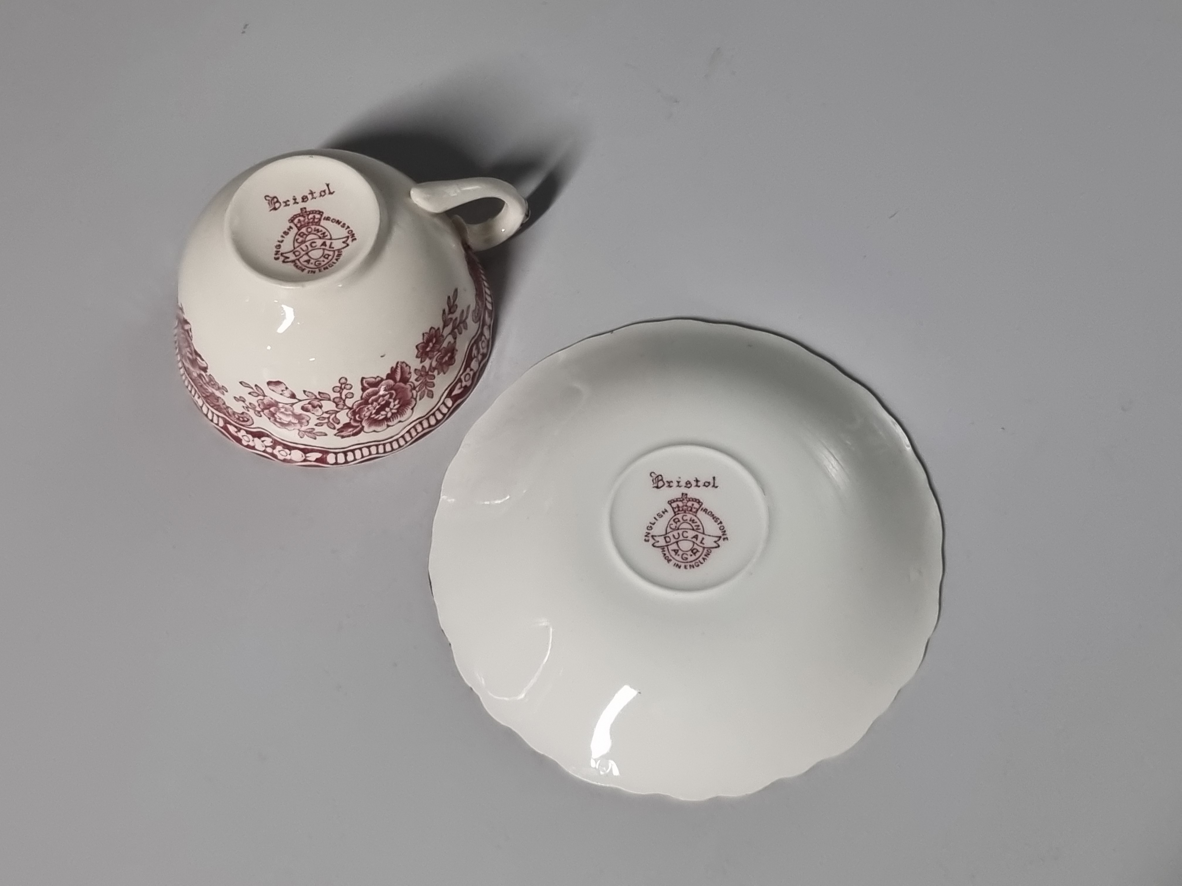 Engels rood Crown Ducal Bristol Kop en schotel 9 cm