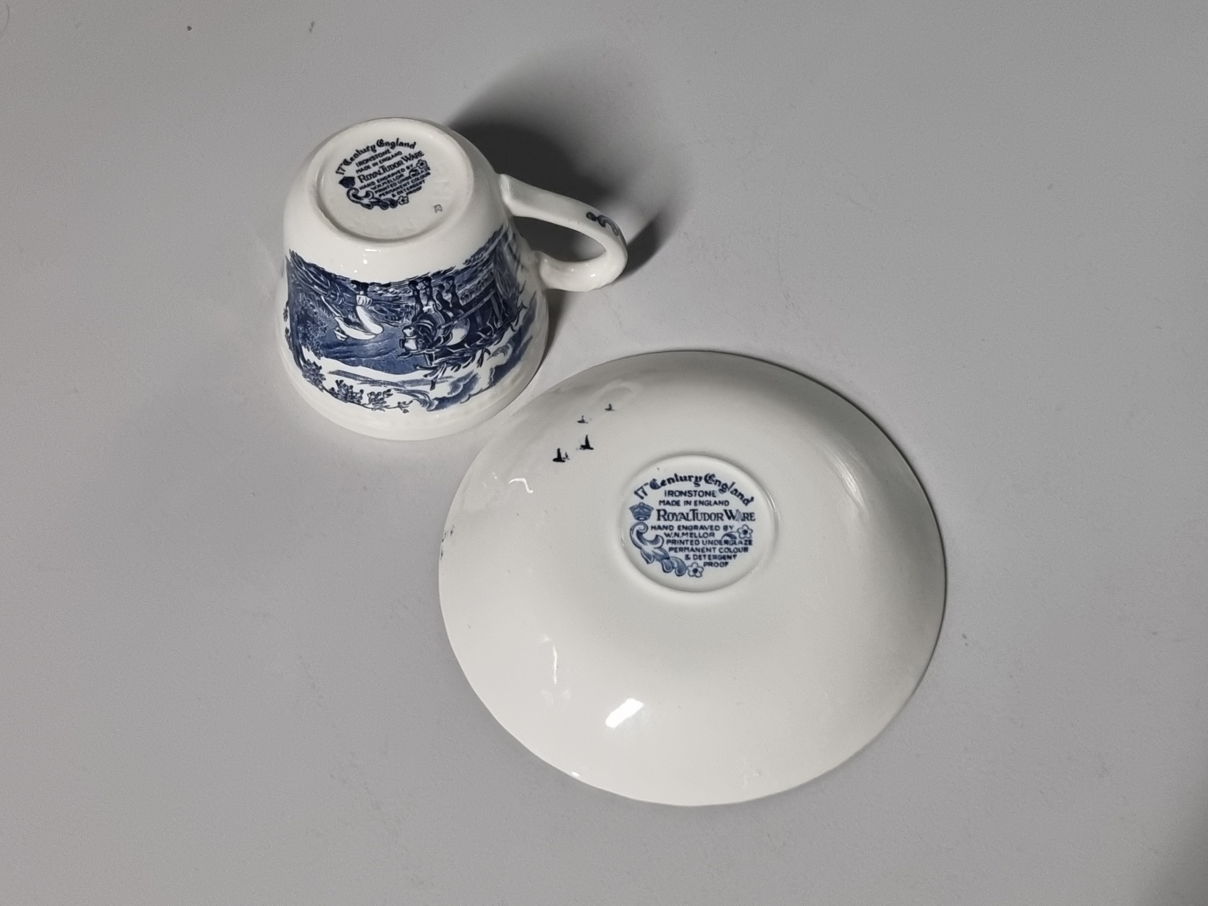 Engels blauw 17th Century England Royal Tudor Ware Staffordshire kop en schotel (rond oortje)