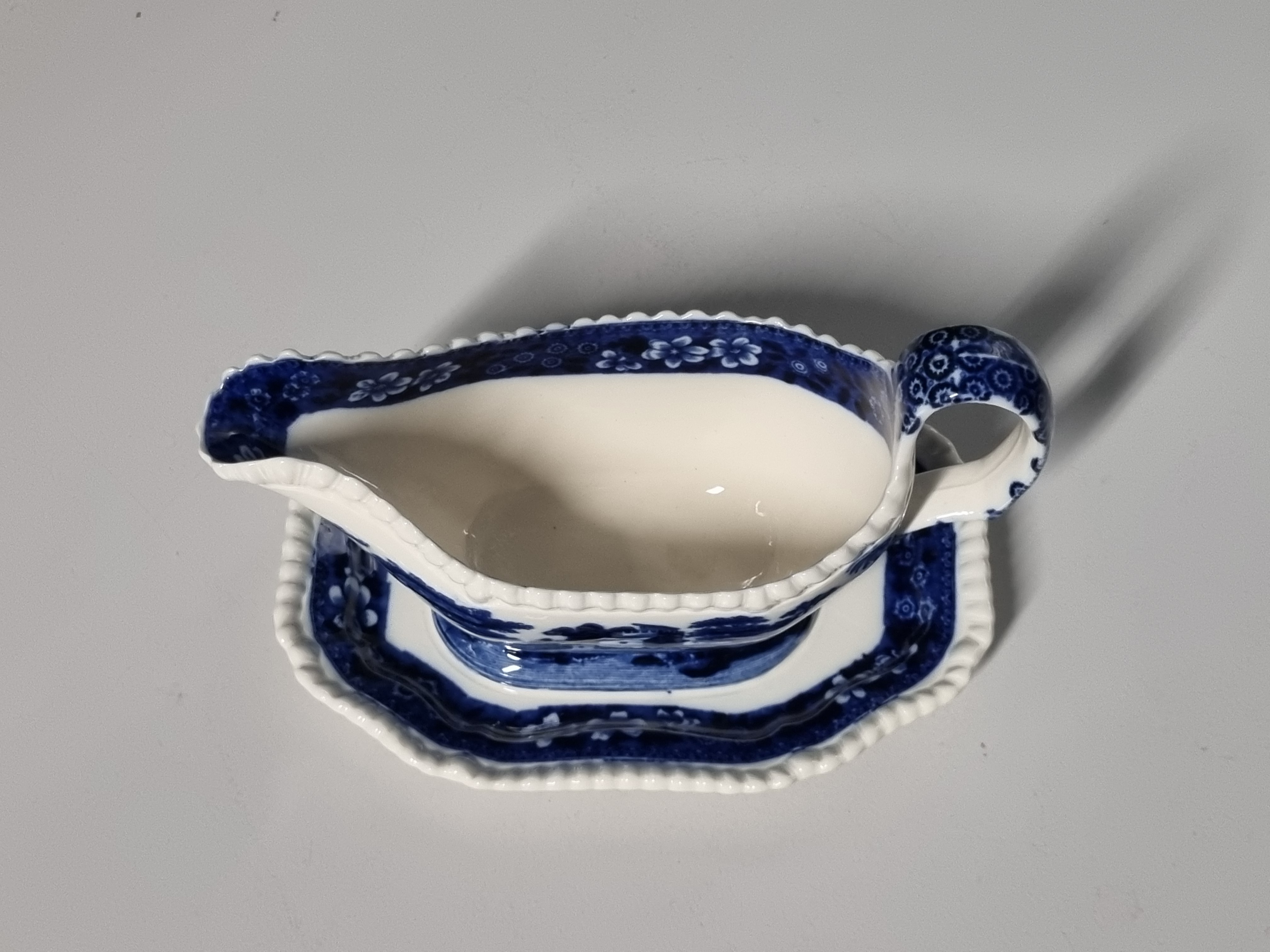 Engels Copeland Spode's Tower blauw Sauskom op vaste onderschotel