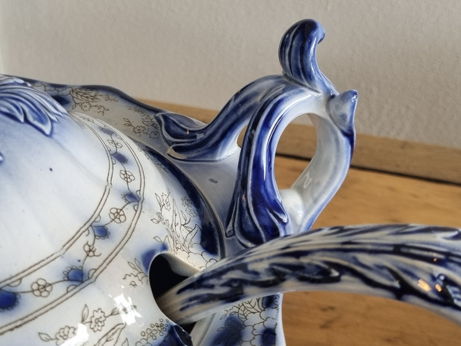 Petrus Regout Wellington decor Persian Soepterrine met aardewerk lepel