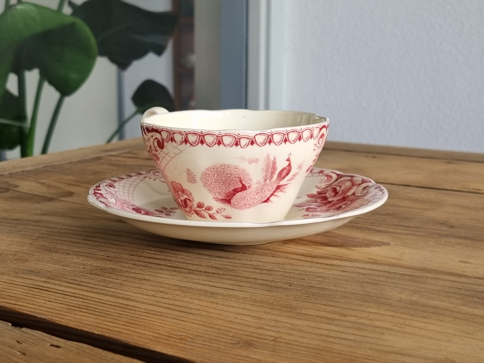 Peacock rood Societe Ceramique kop en schotel