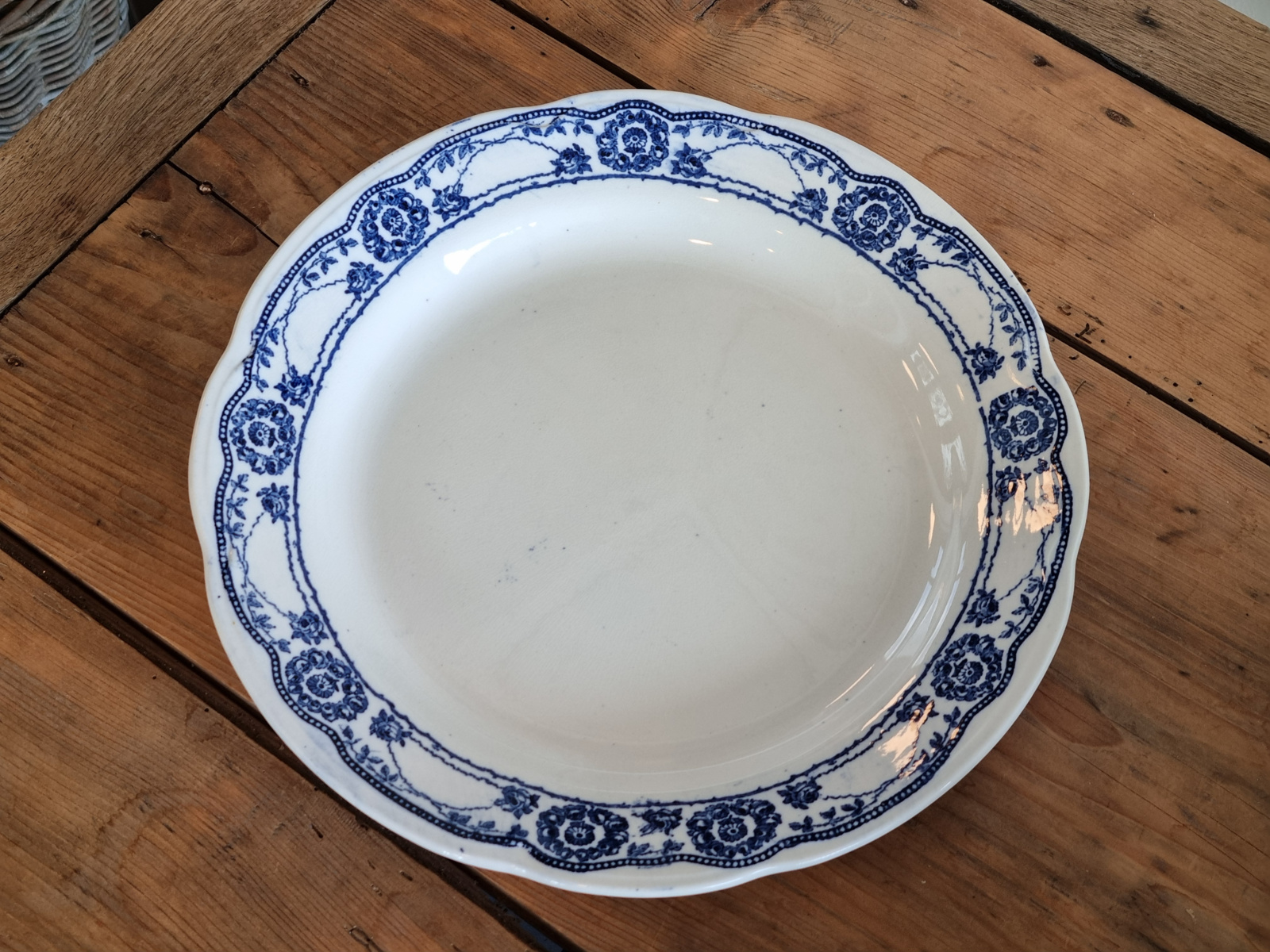 Engels blauw Ethelwyn Bishop & Stonier rond serveerbord groot 33,5 cm