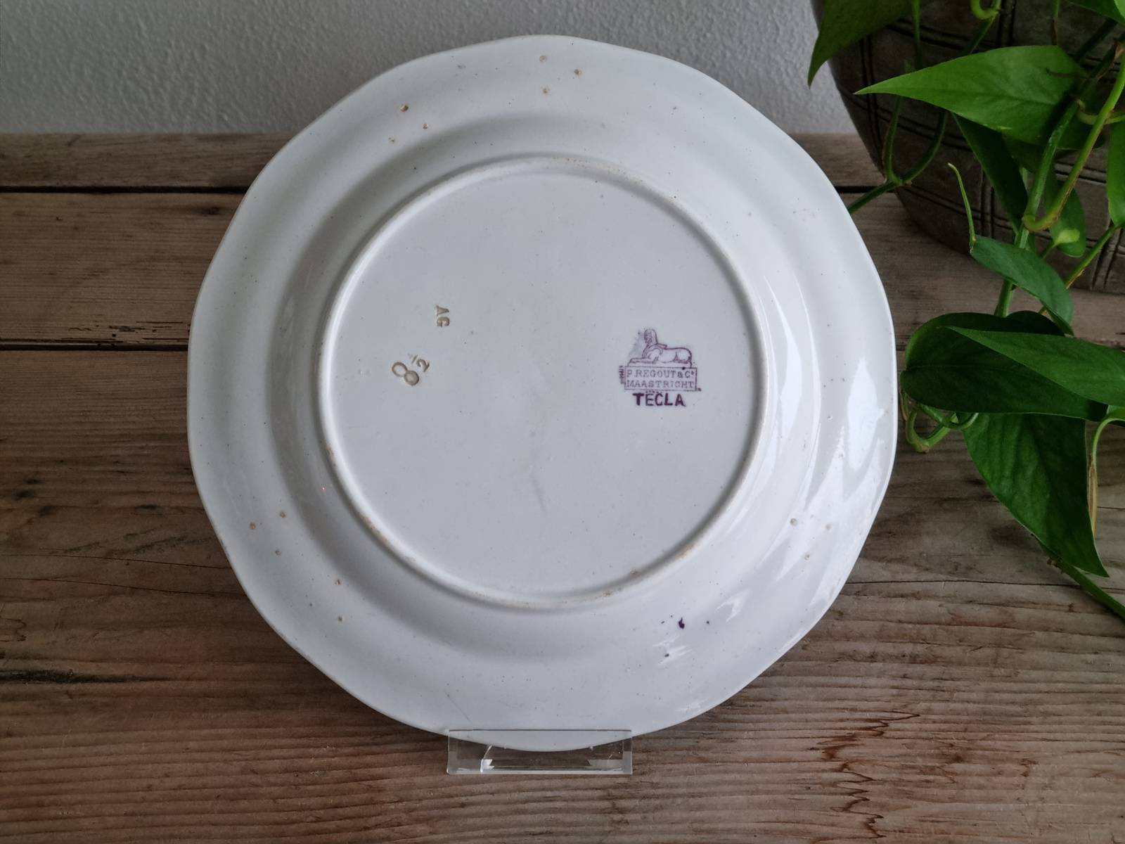Petrus Regout Tecla lila bord 23,5 cm