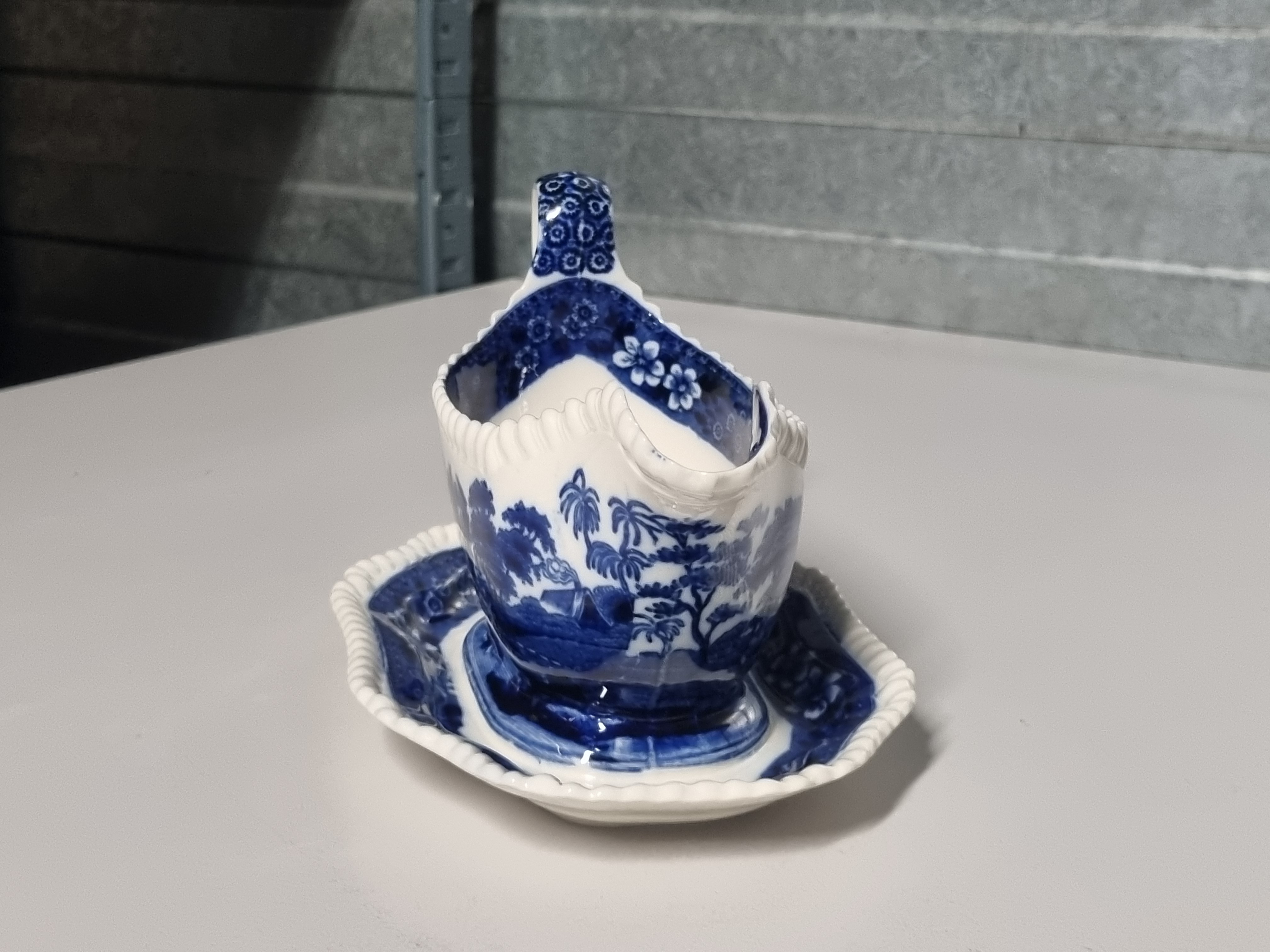 Engels Copeland Spode's Tower blauw Sauskom op vaste onderschotel