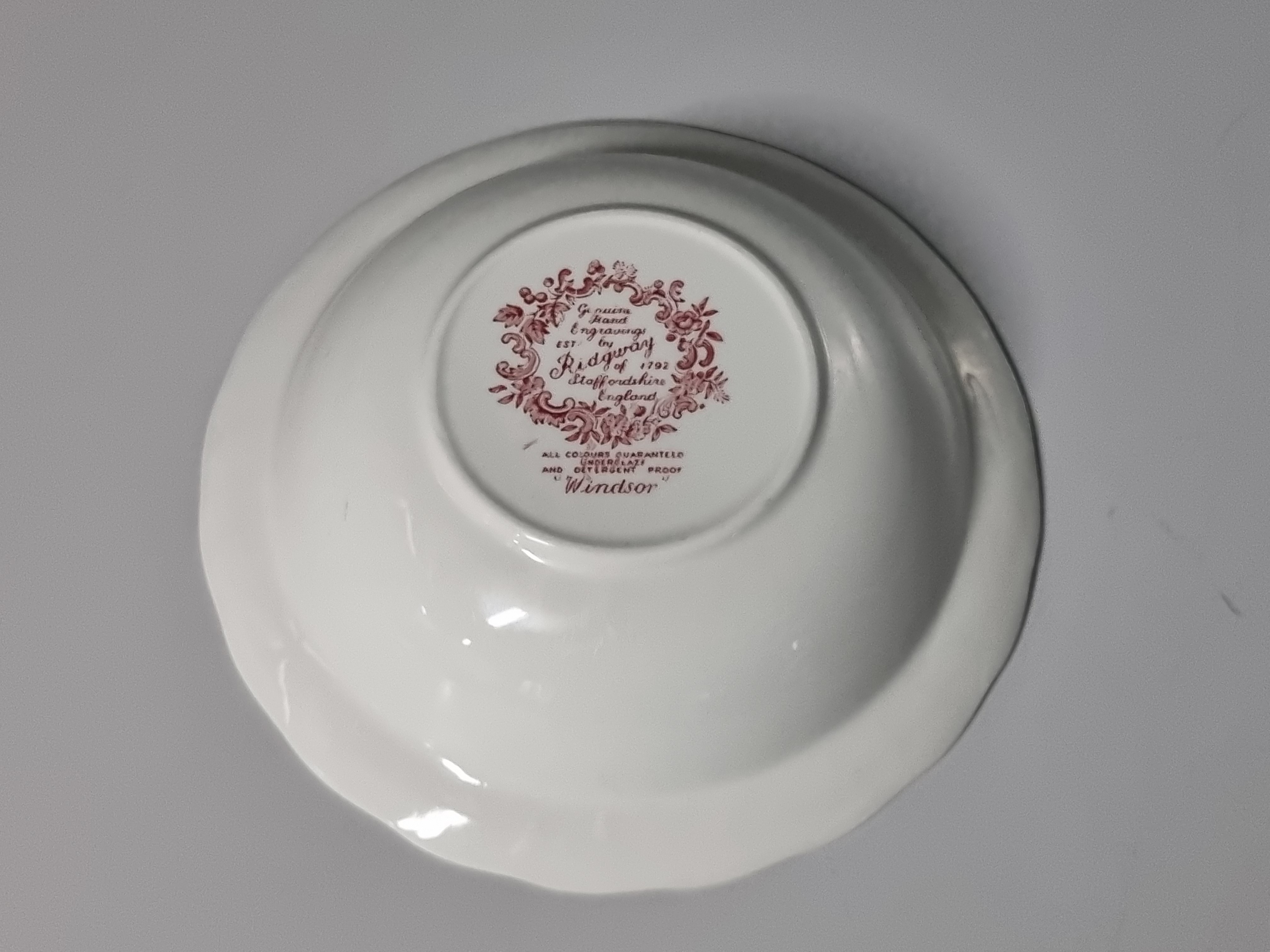 Engels rood Ridgway Windsor hoge ronde schaal 22,5 cm
