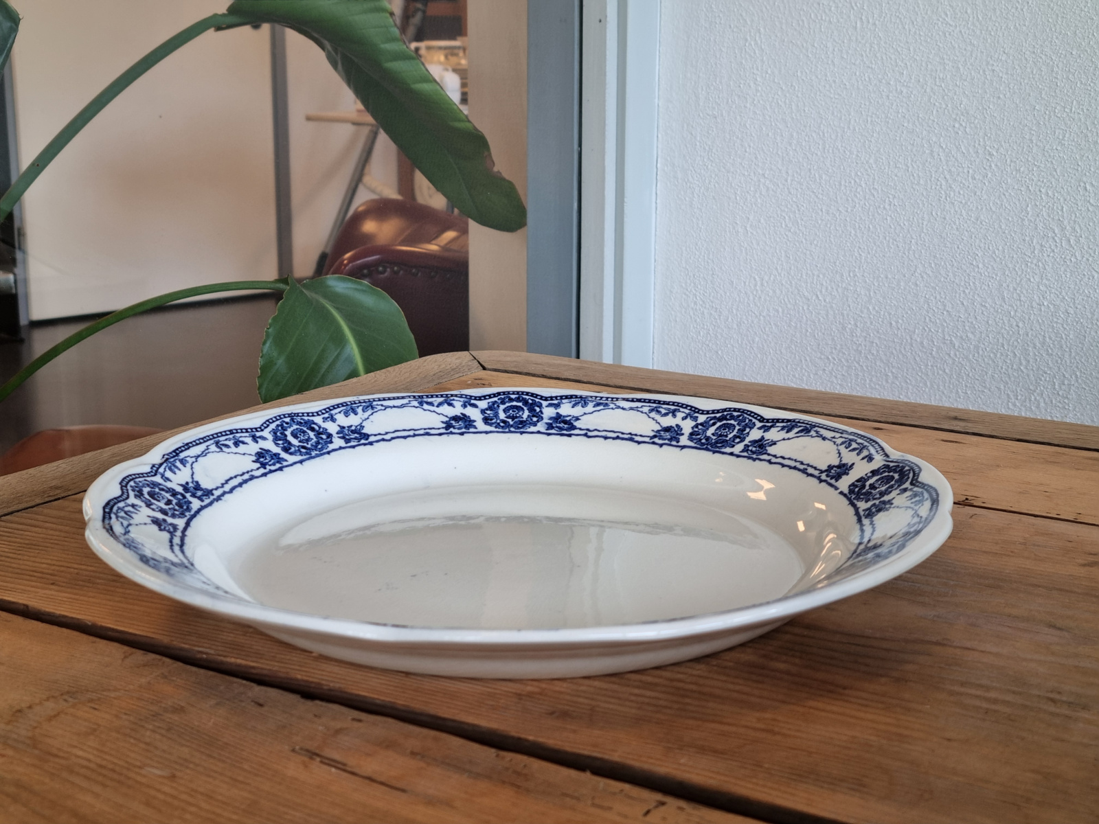 Engels blauw Ethelwyn Bishop & Stonier rond serveerbord groot 33,5 cm