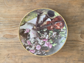 Mosa Maastricht wandbord 'Stilleven in de muziekkamer' 21 cm