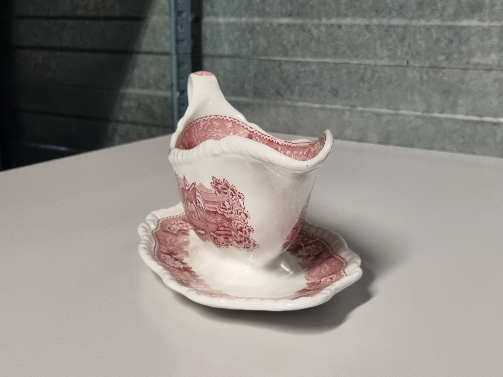 Engels rood Wedgwood Adams English Scenic sauskom (golvend randje)