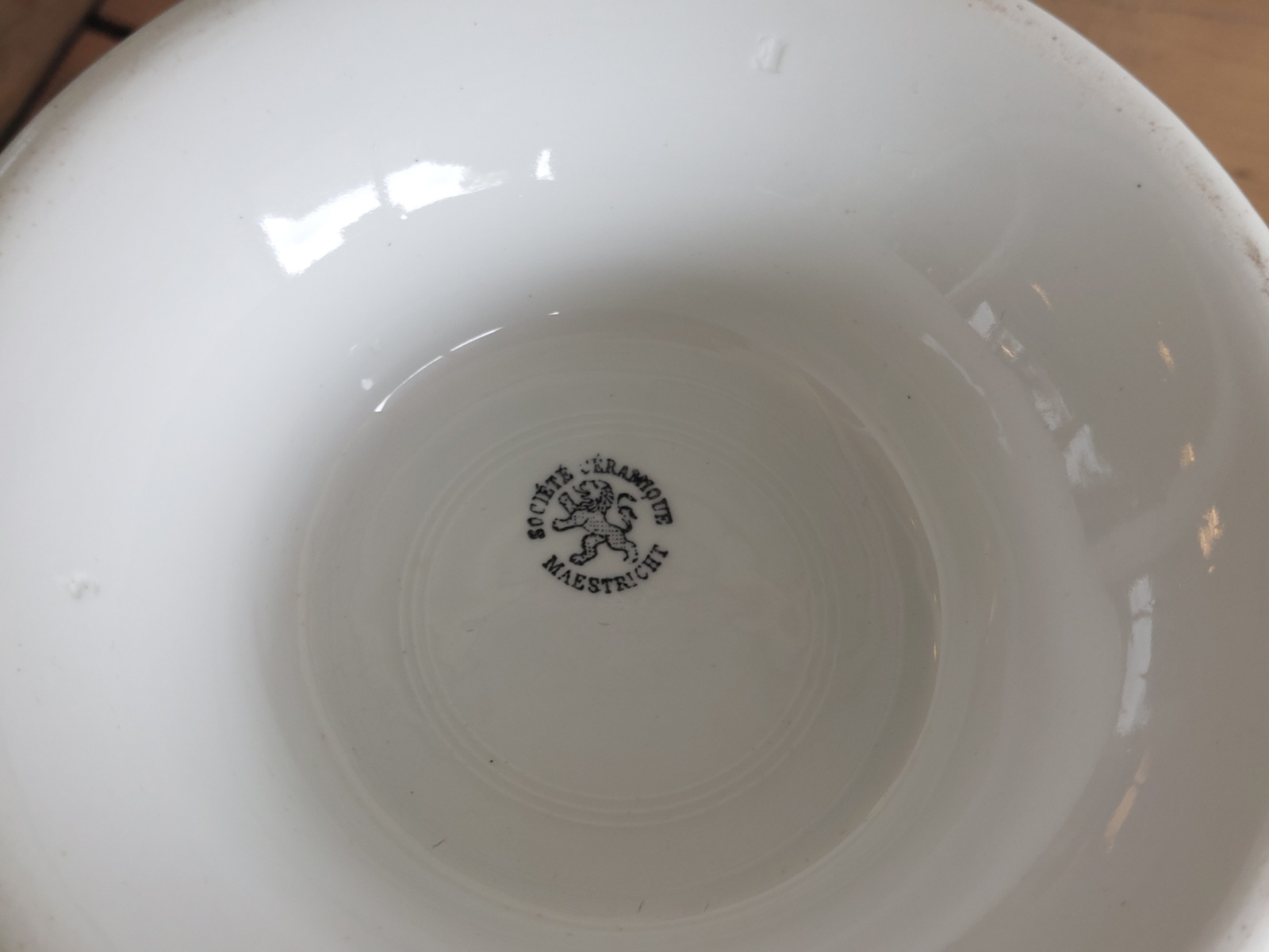 Societe Ceramique (5) wit Soepterrine met aardewerk lepel