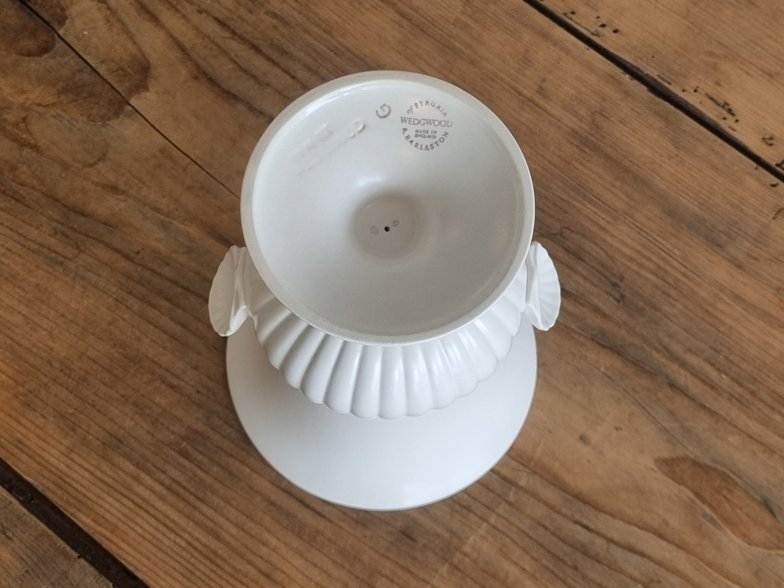 Wedgwood Edme Vaas op voet met oren (mat) 17 cm