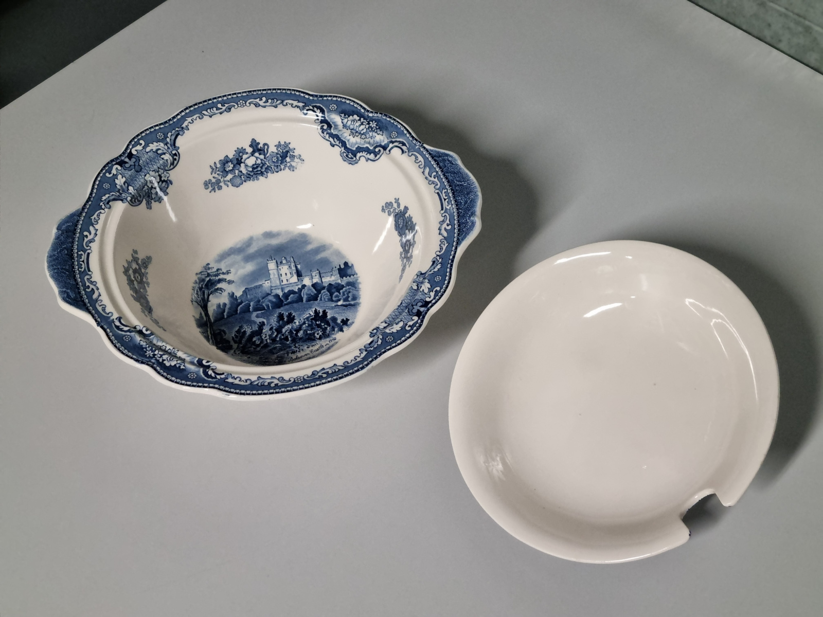 Engels blauw Johnson Bros Old Britain Castles Soepterrine Dekschaal
