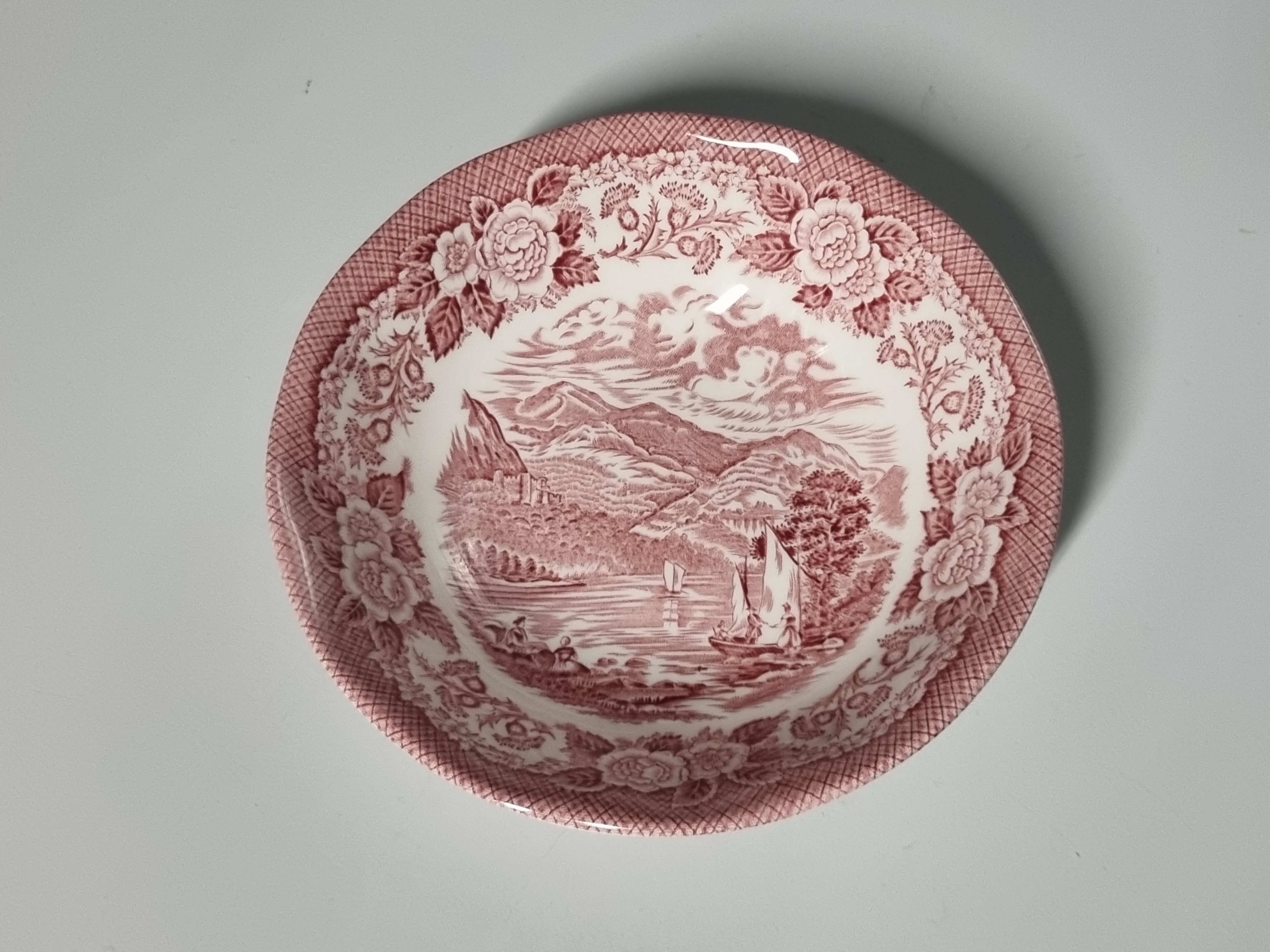 Engels rood Enoch Wedgwood Lochs of Scotland rond schaaltje 16 cm