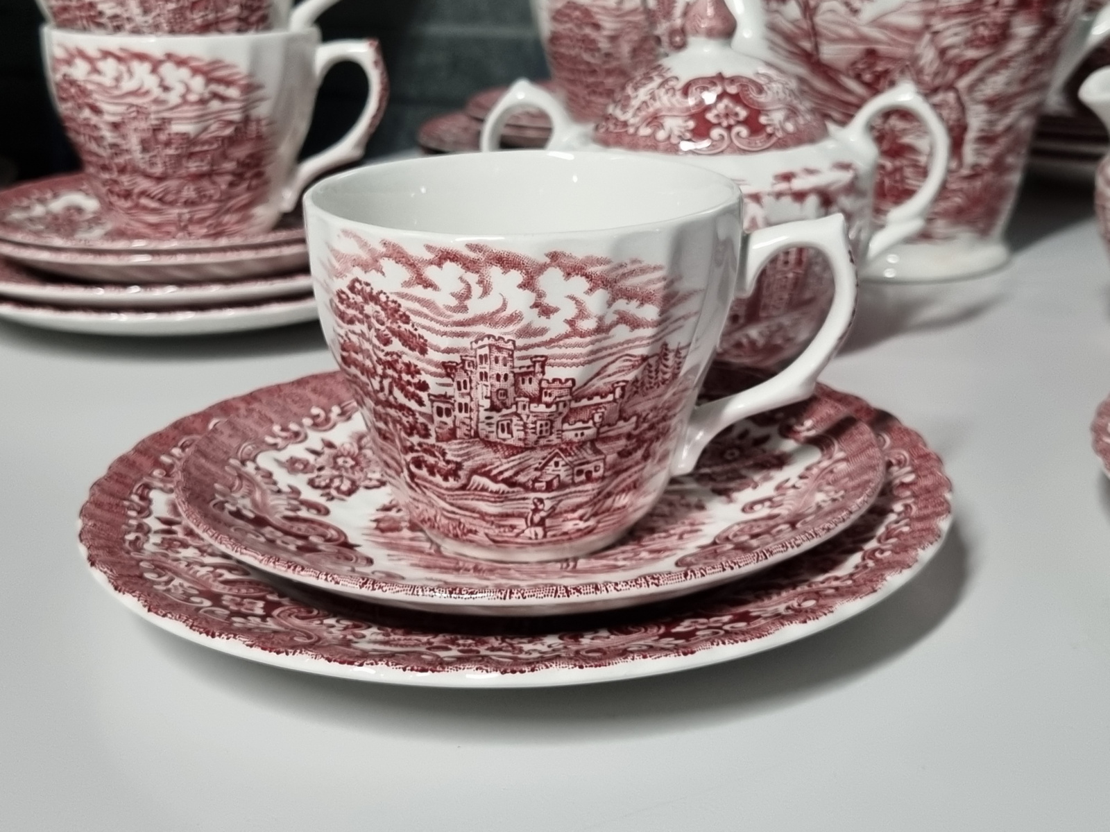 Engels rood Olde Country Castles Koffieservies 10 personen