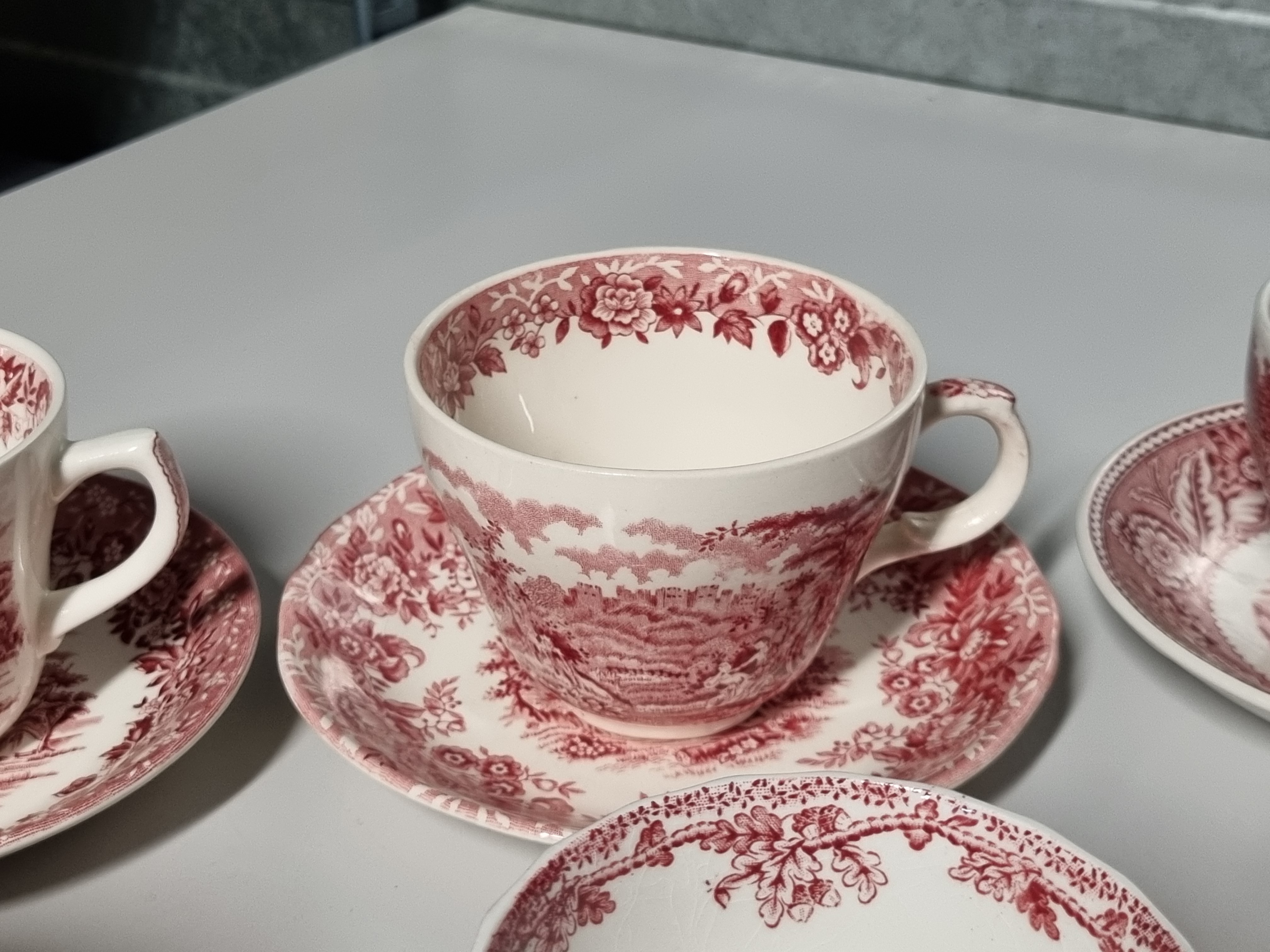 Engels rood Set 6x mix & match kop en schotel (rand met decor binnenin)